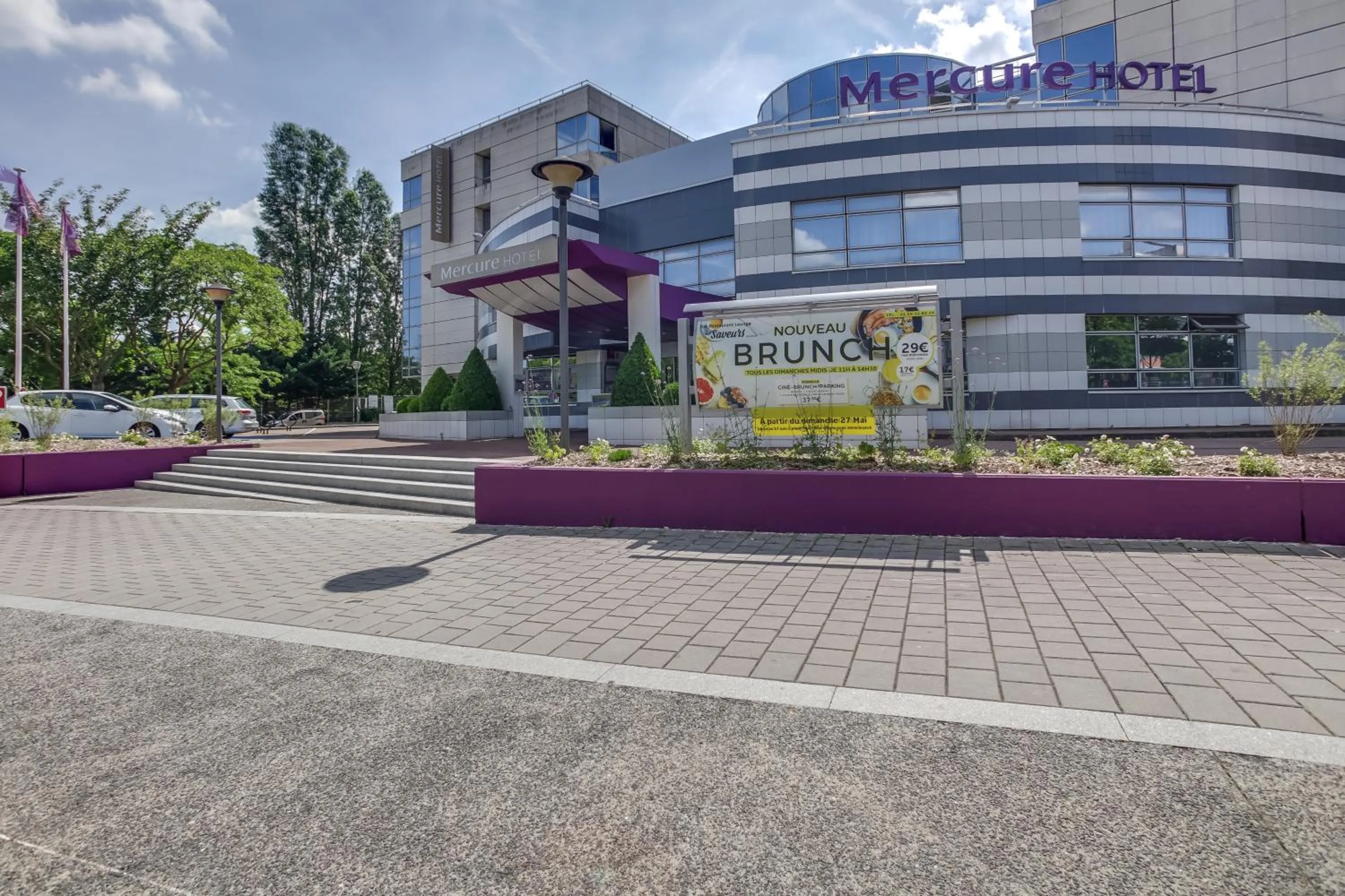 Facade/entrance in Mercure Paris Massy Gare TGV