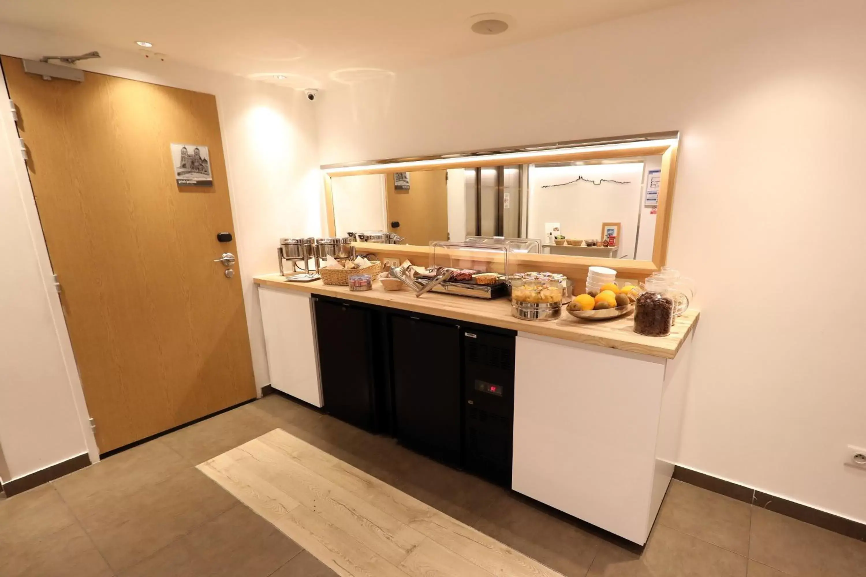 Food, Kitchen/Kitchenette in Best Western Hotel du Mucem