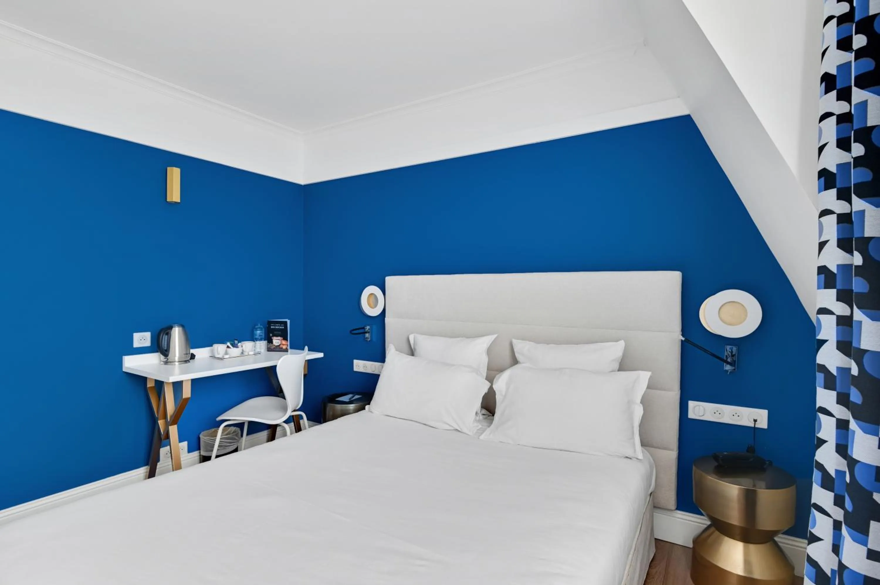 Bed in Hotel Elysees Opera