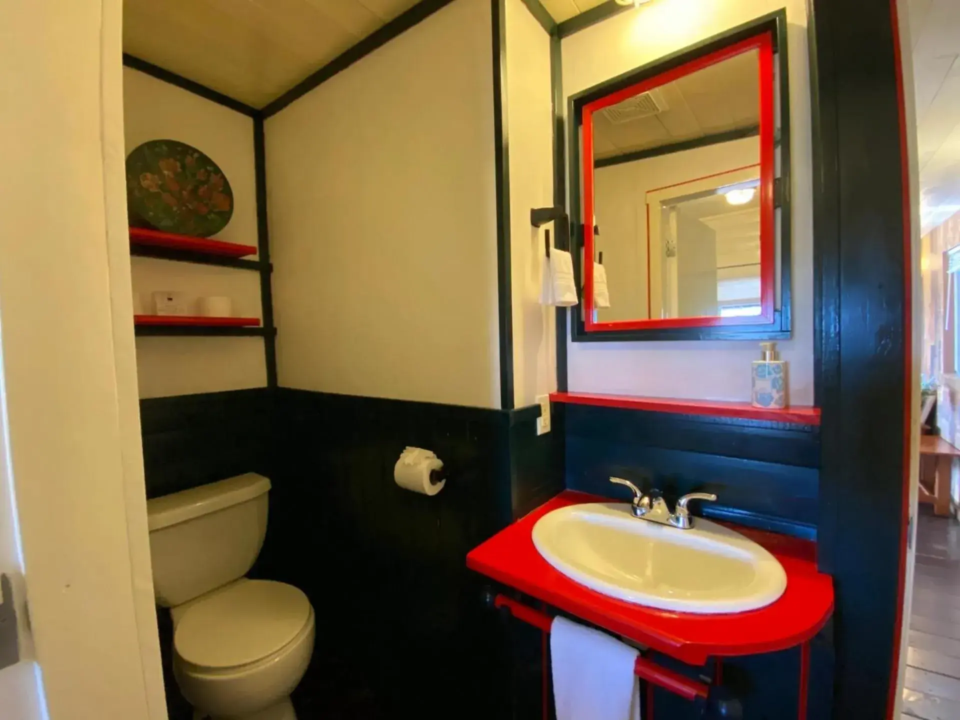 Toilet, Bathroom in Woodhouse Cottages And Ranch