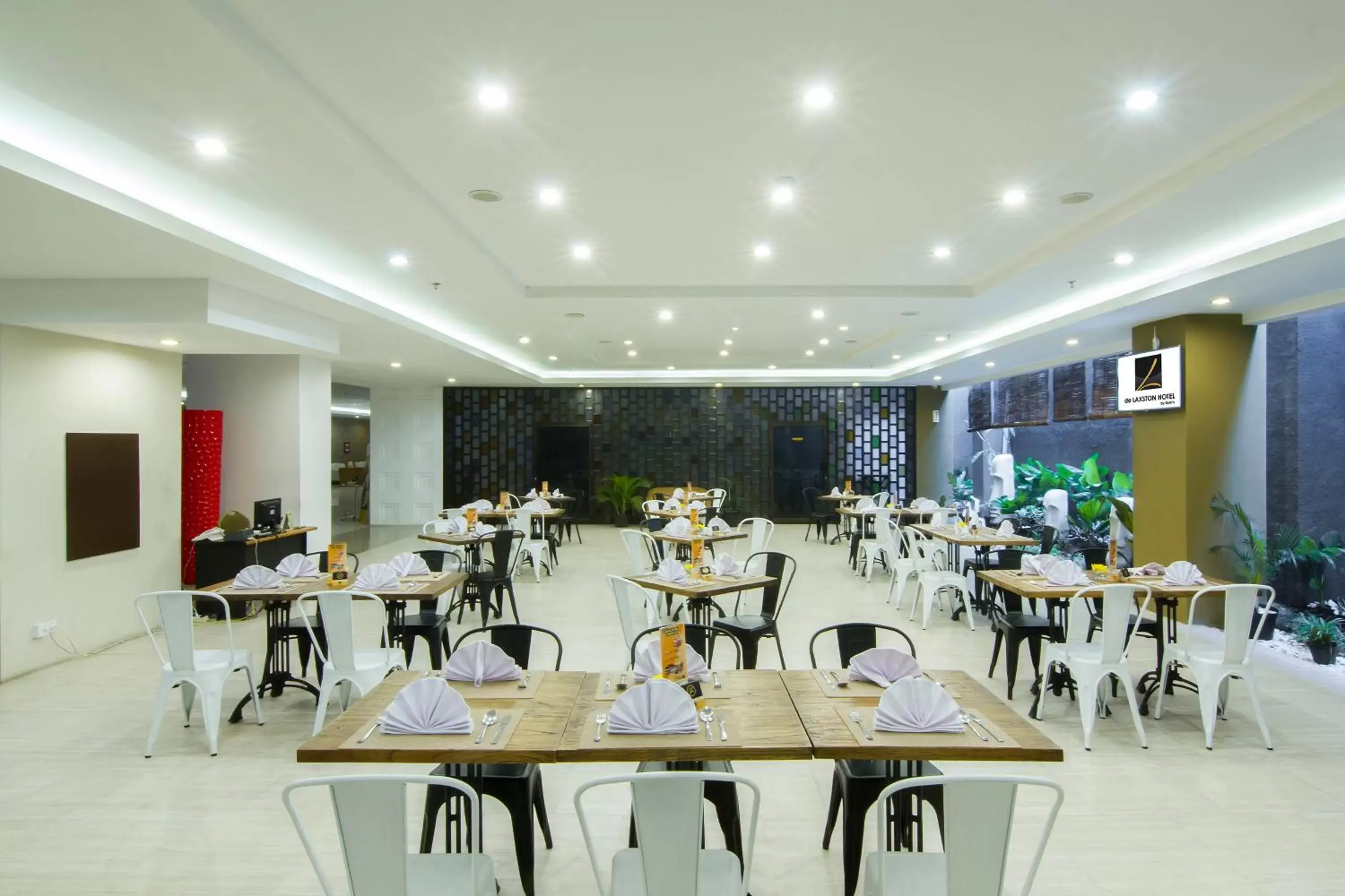 Restaurant/Places to Eat in de Laxston Hotel Jogja by AZANA