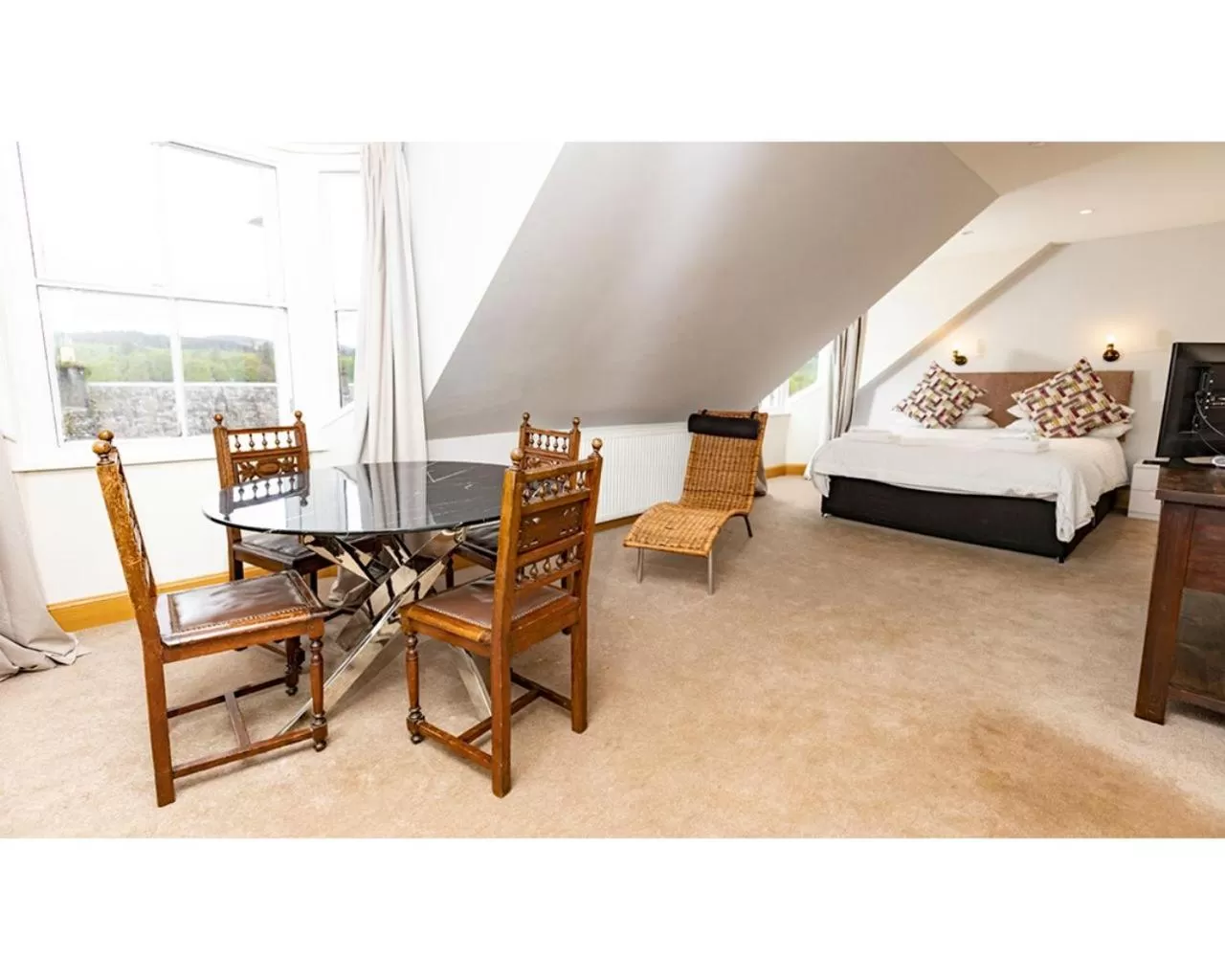 Bedroom, Bed in Crown Hotel