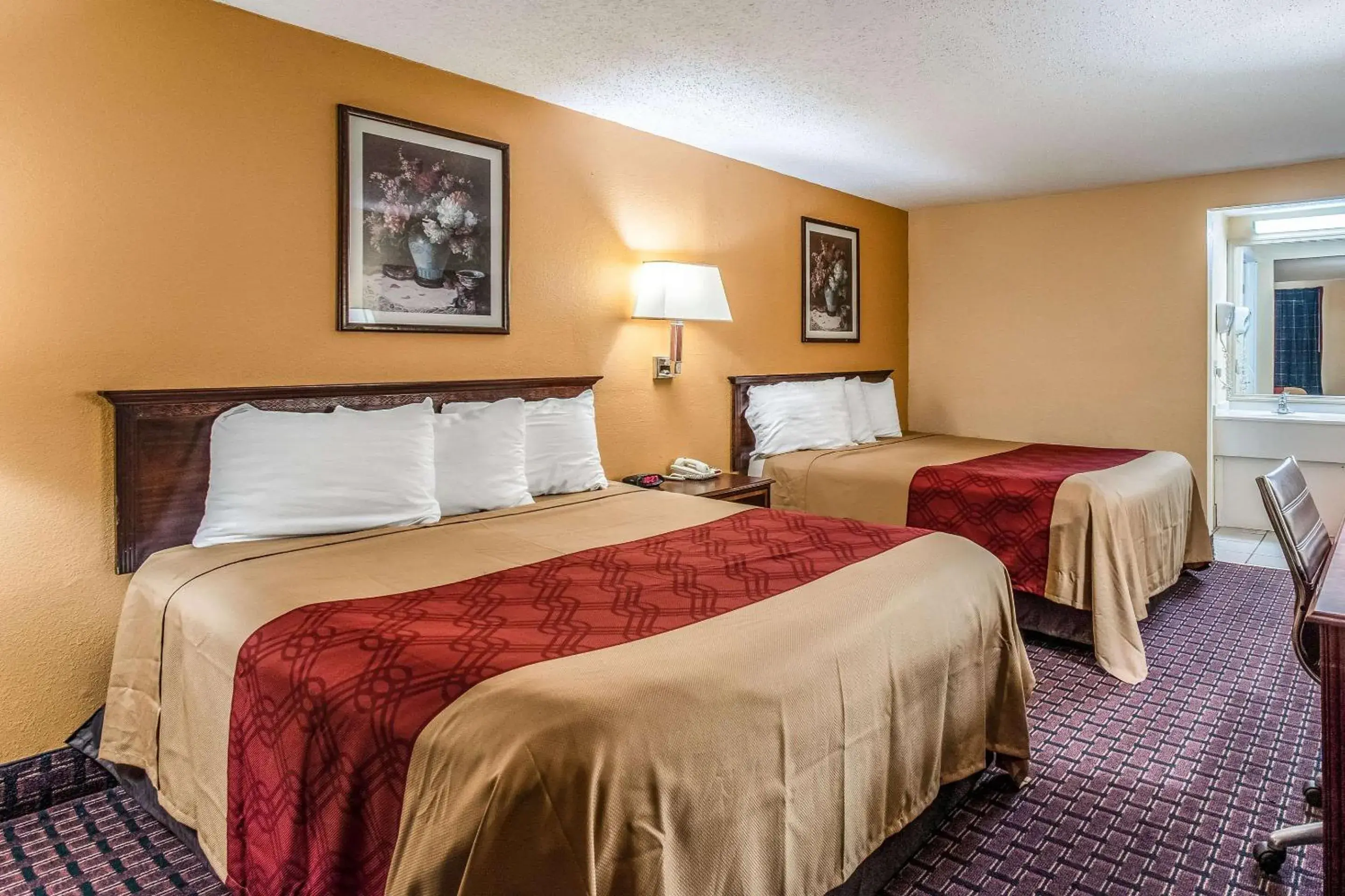 Photo of the whole room, Bed in Rodeway Inn