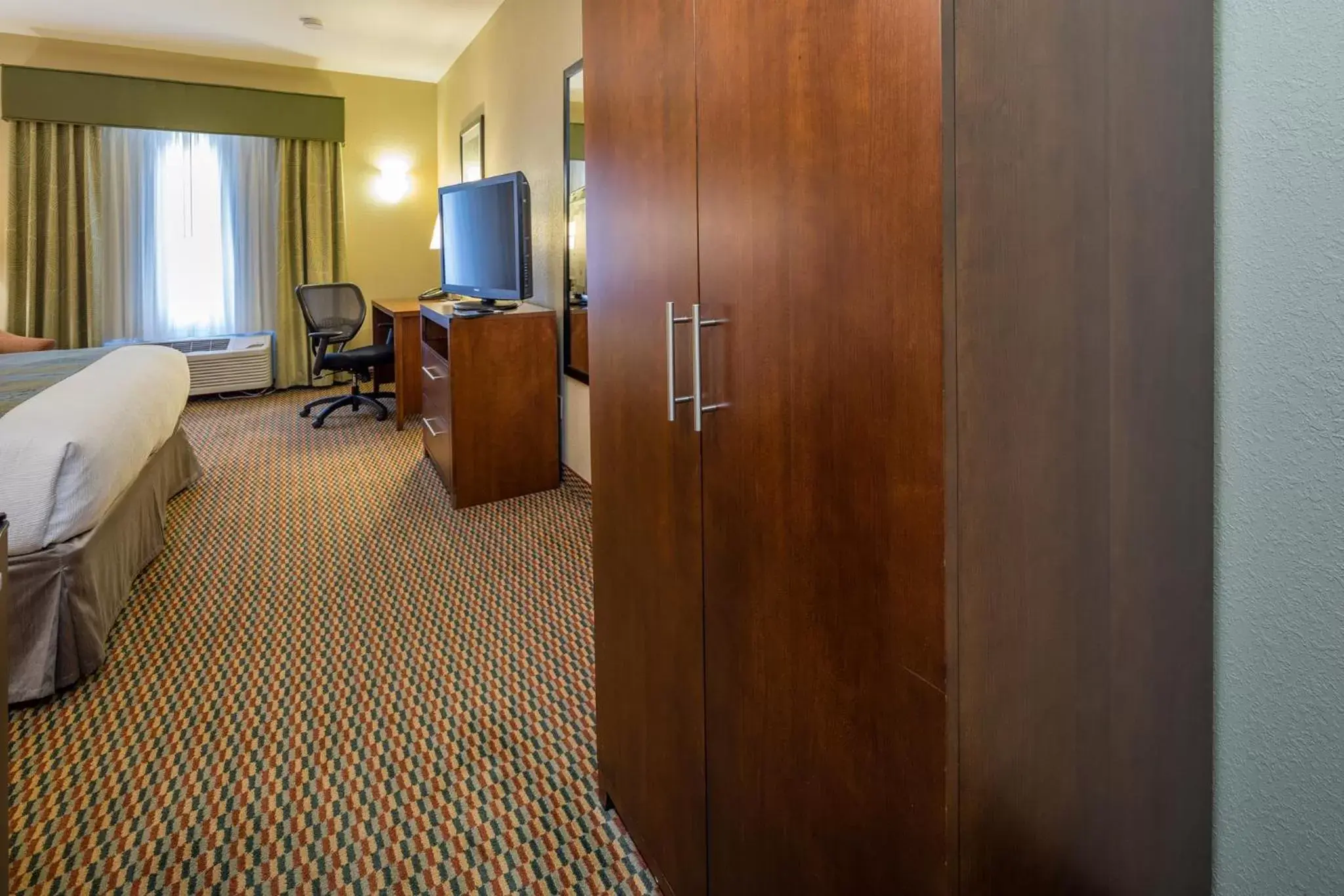 TV and multimedia, TV/Entertainment Center in Best Western Airport Inn & Suites Oakland