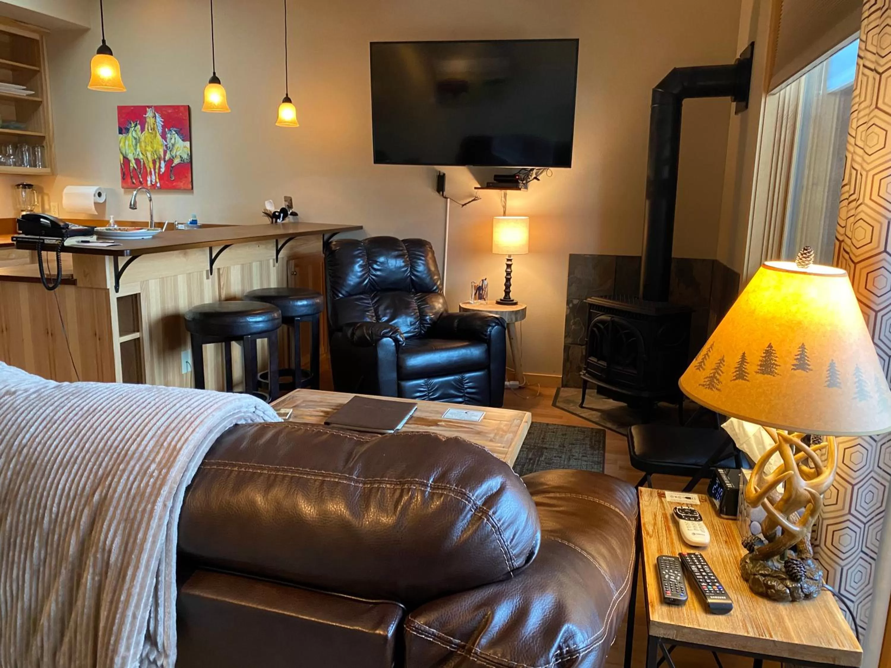 Living room, Seating Area in Twisp River Suites