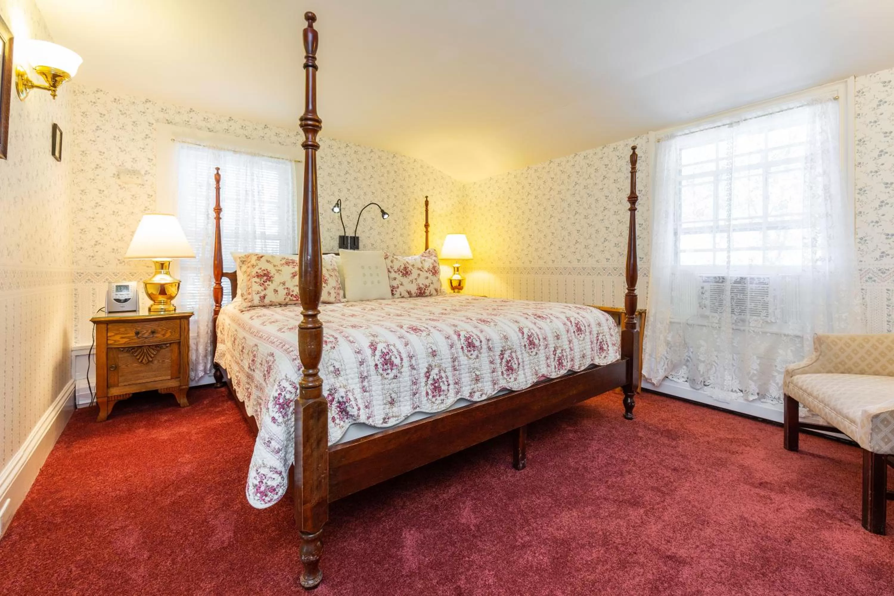 Bed in The Elmhurst Inn