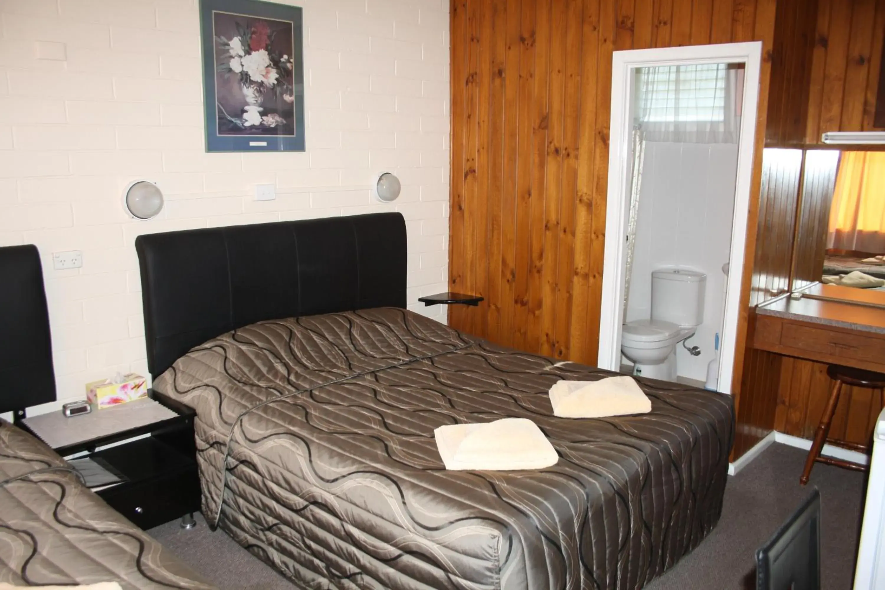 Photo of the whole room, Bed in Nhill Oasis Motel