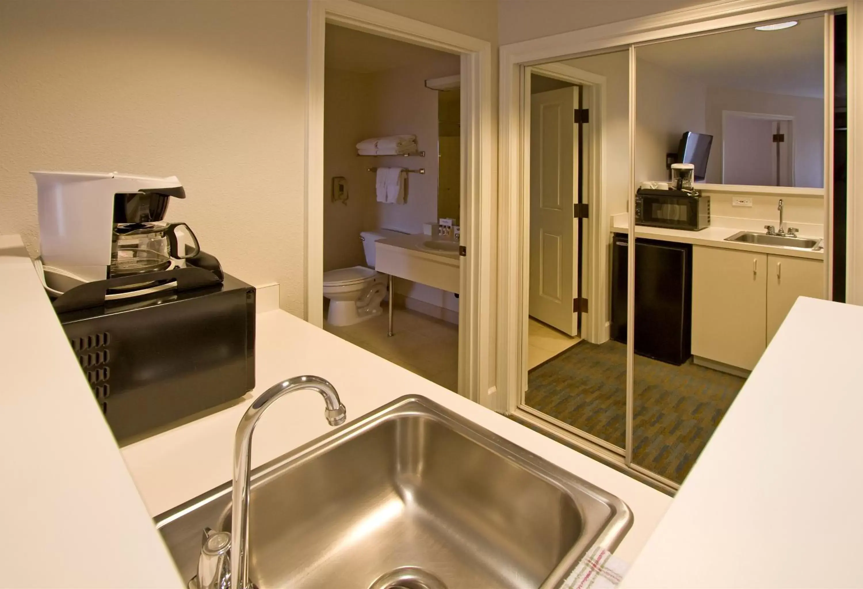 Kitchen or kitchenette, Kitchen/Kitchenette in Ashland Hills Hotel & Suites