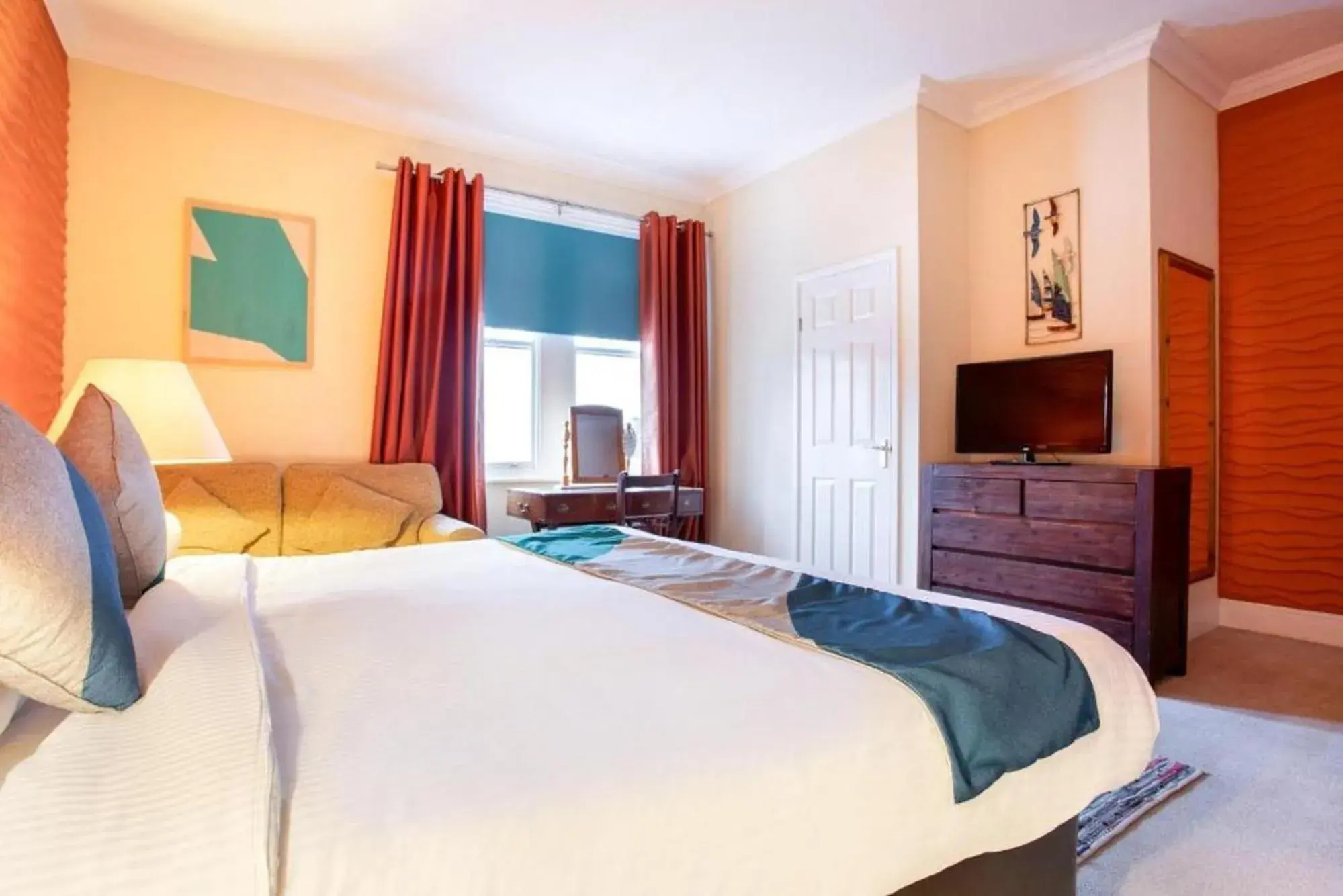 Bedroom, Bed in Yardley Manor Hotel