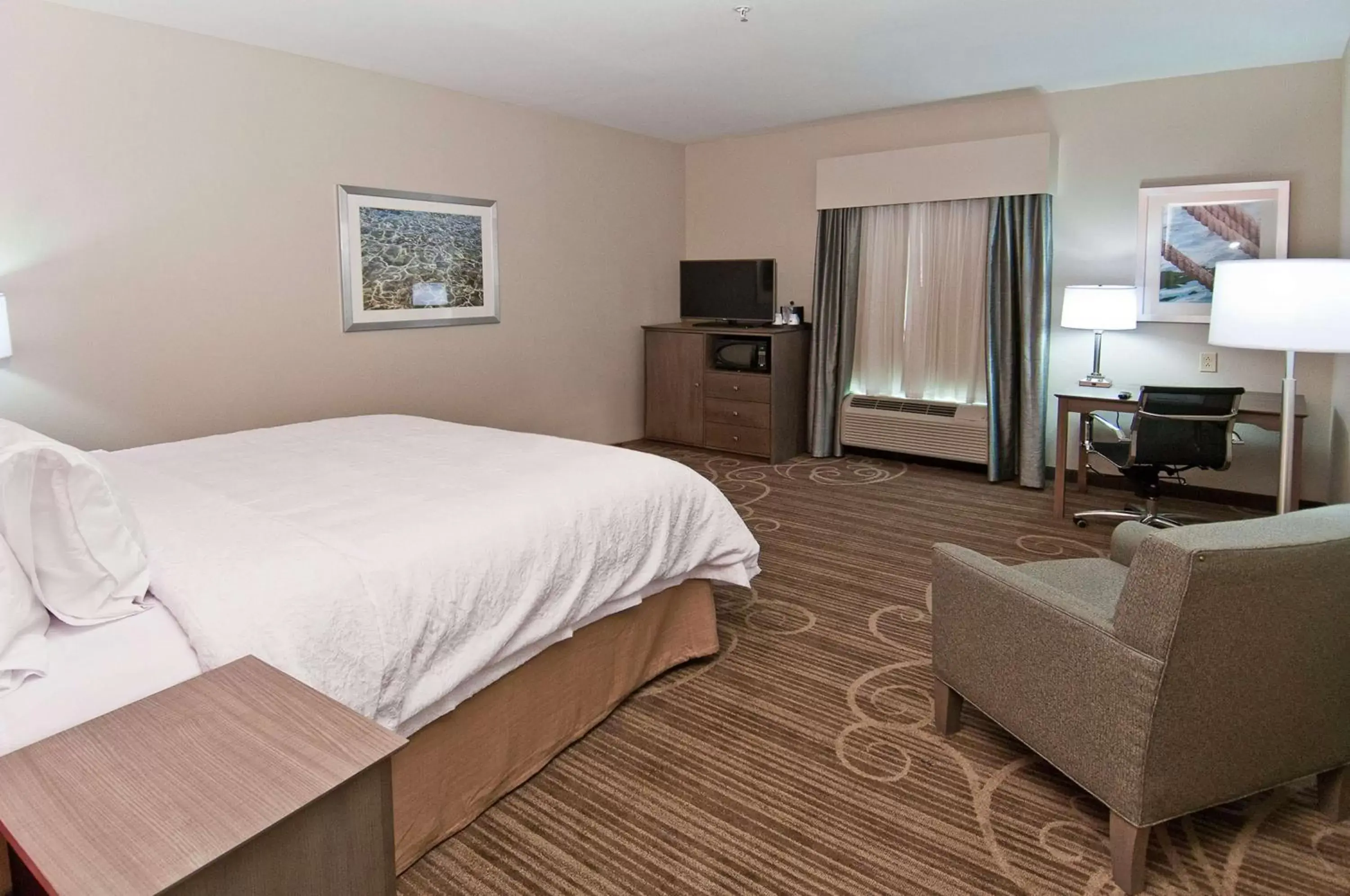 Bedroom, Bed in Hampton Inn & Suites Pensacola/I-10 Pine Forest Road