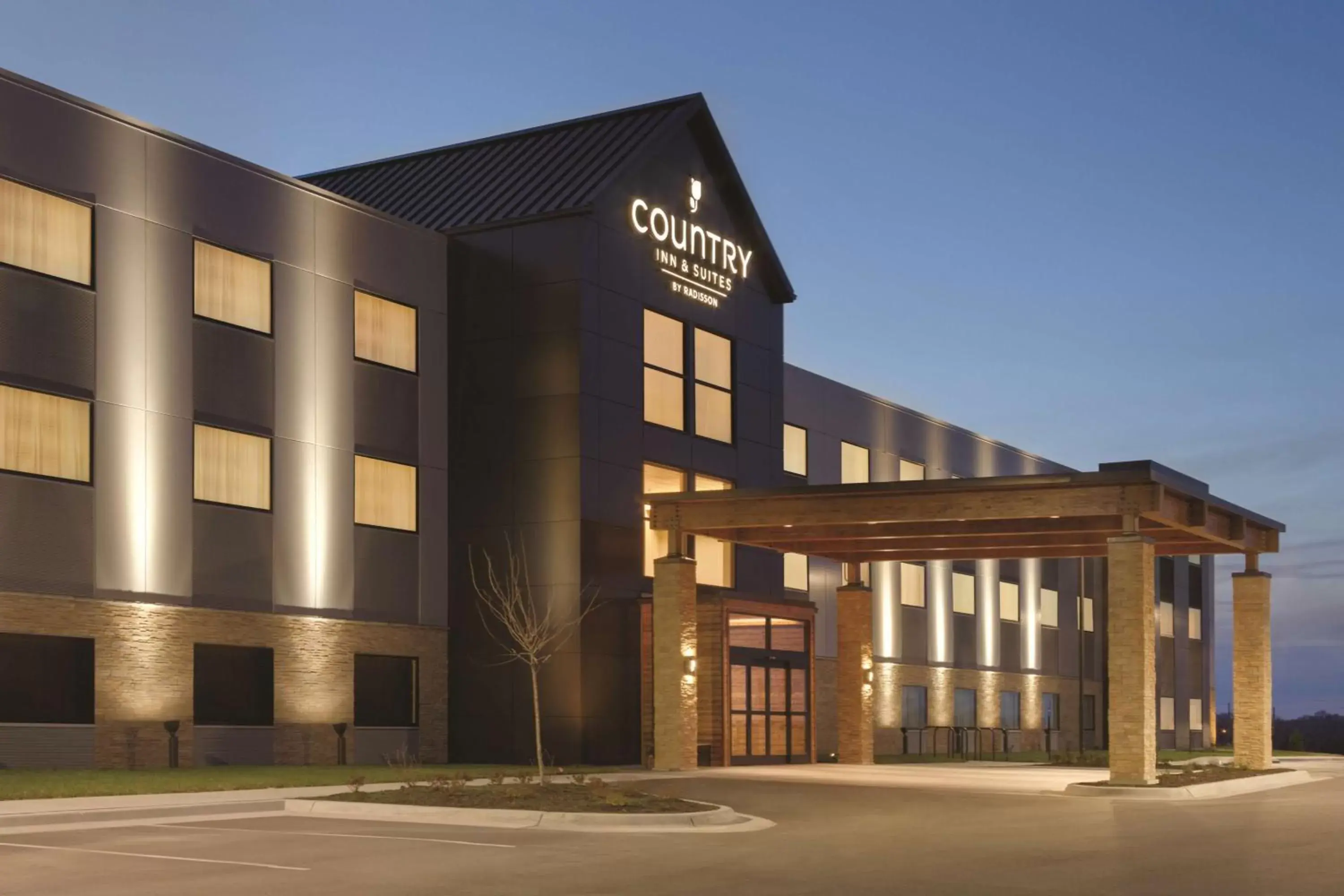 Property building in Country Inn & Suites by Radisson, Lawrence, KS