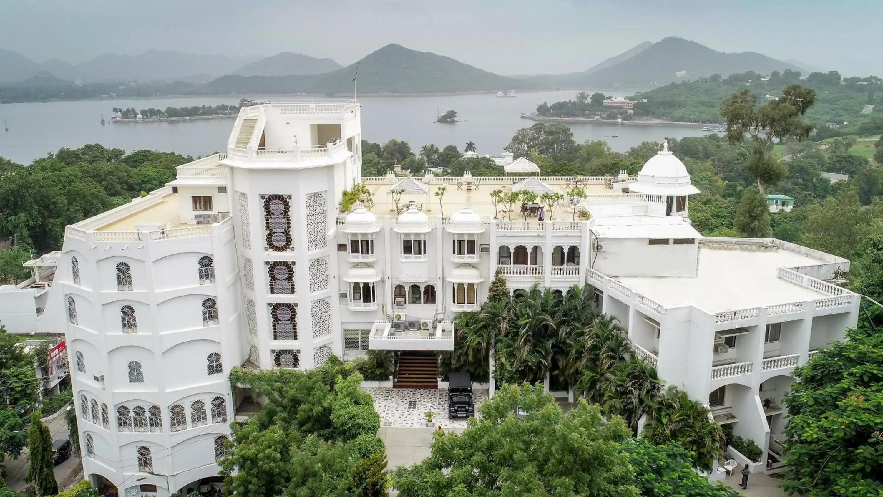 Facade/entrance, Bird's-eye View in Hotel Hill Top Palace