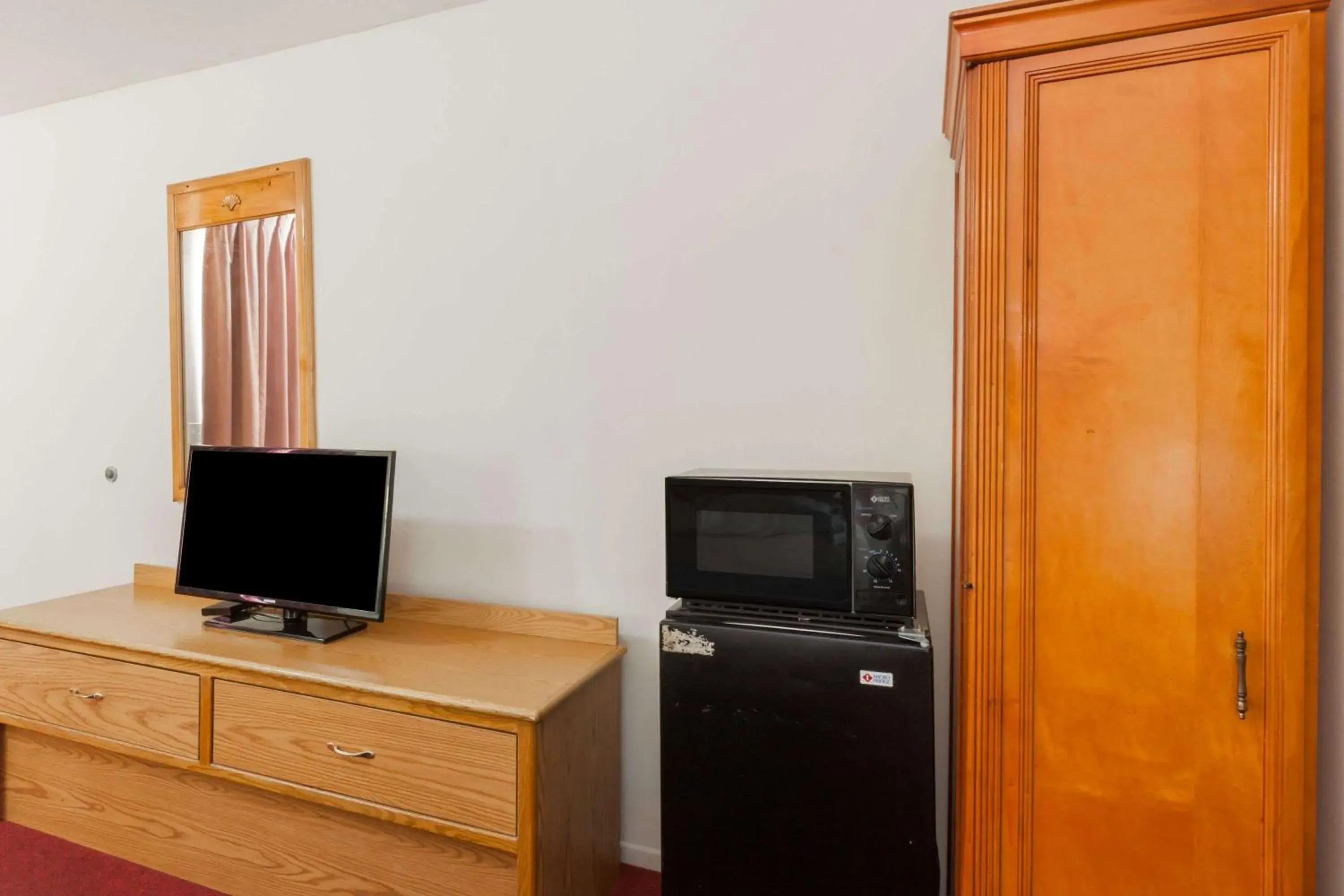 Photo of the whole room, TV/Entertainment Center in Days Inn by Wyndham Castaic Six Flags Magic Mountain
