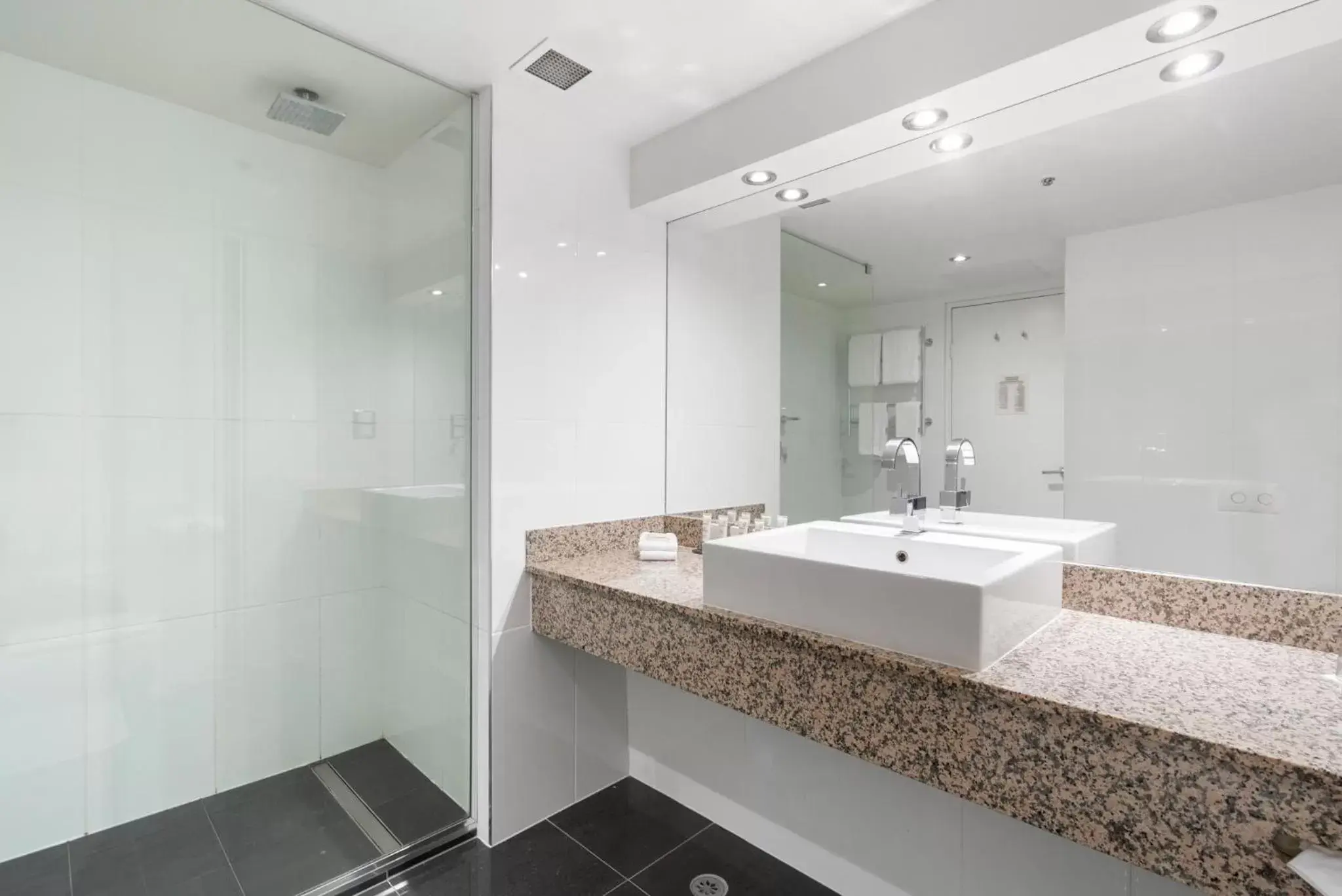 Shower, Bathroom in Hotel Grand Chancellor Launceston