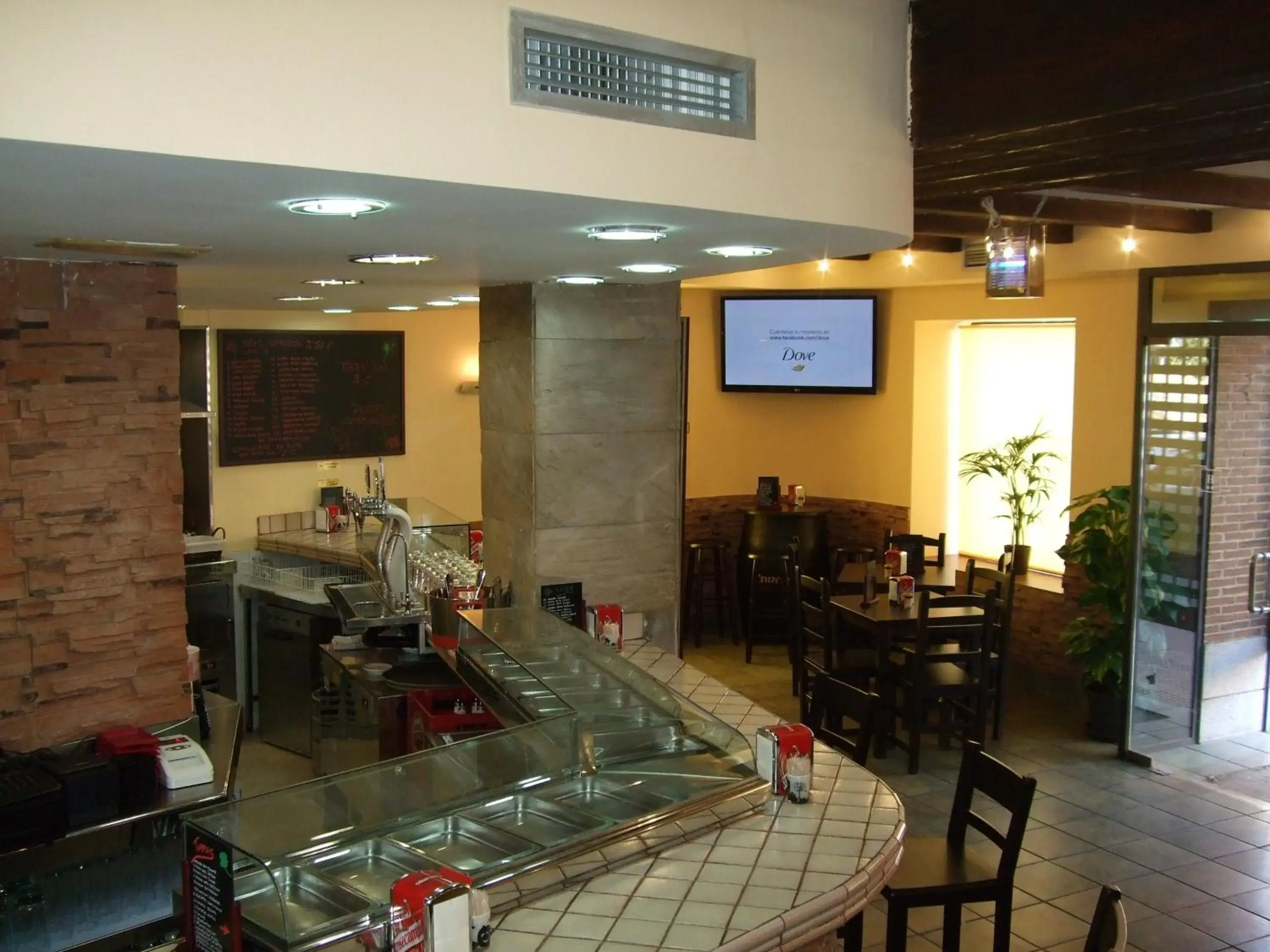 Restaurant/Places to Eat in Hotel Complutense