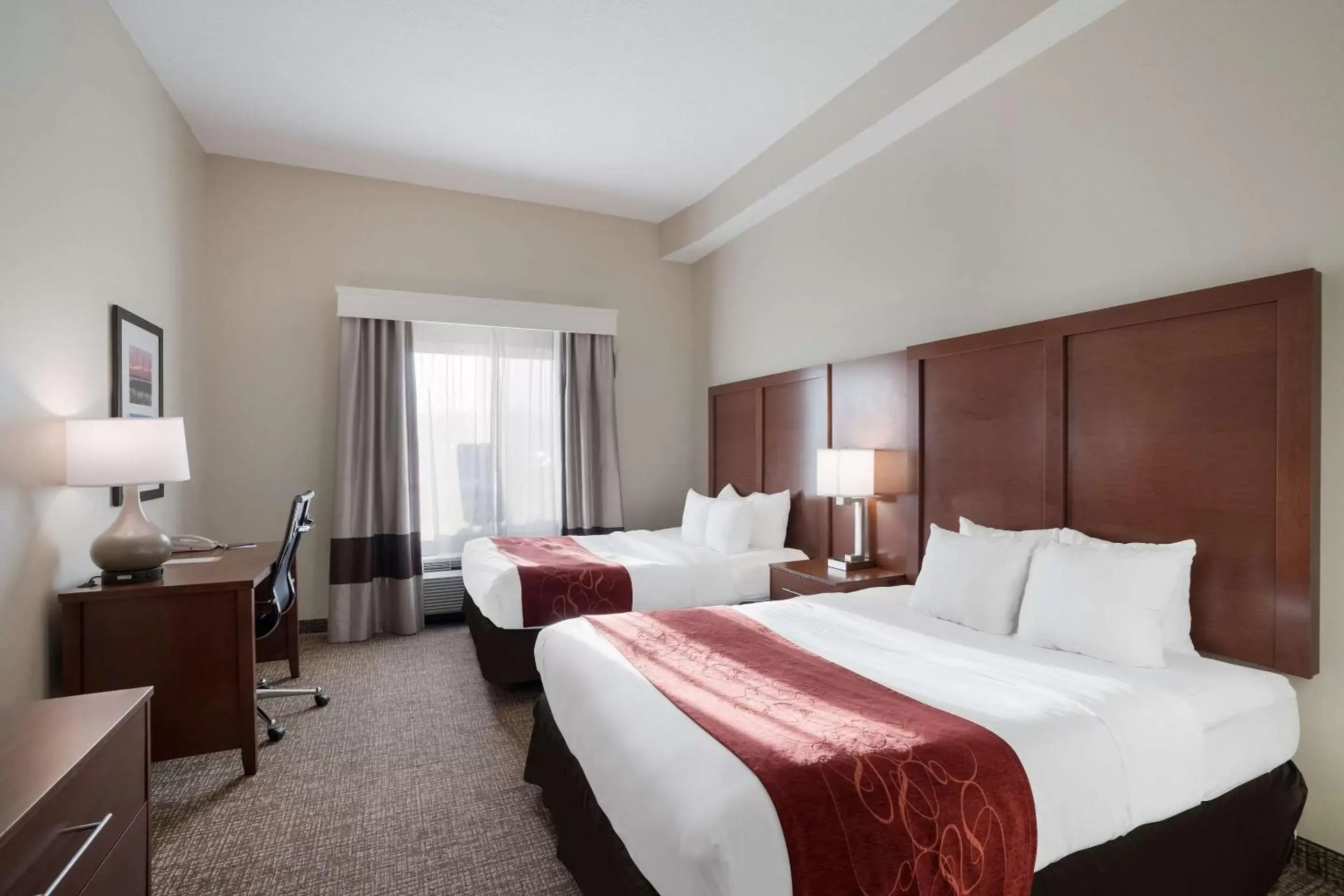 Bedroom in Comfort Suites Suffolk – Chesapeake