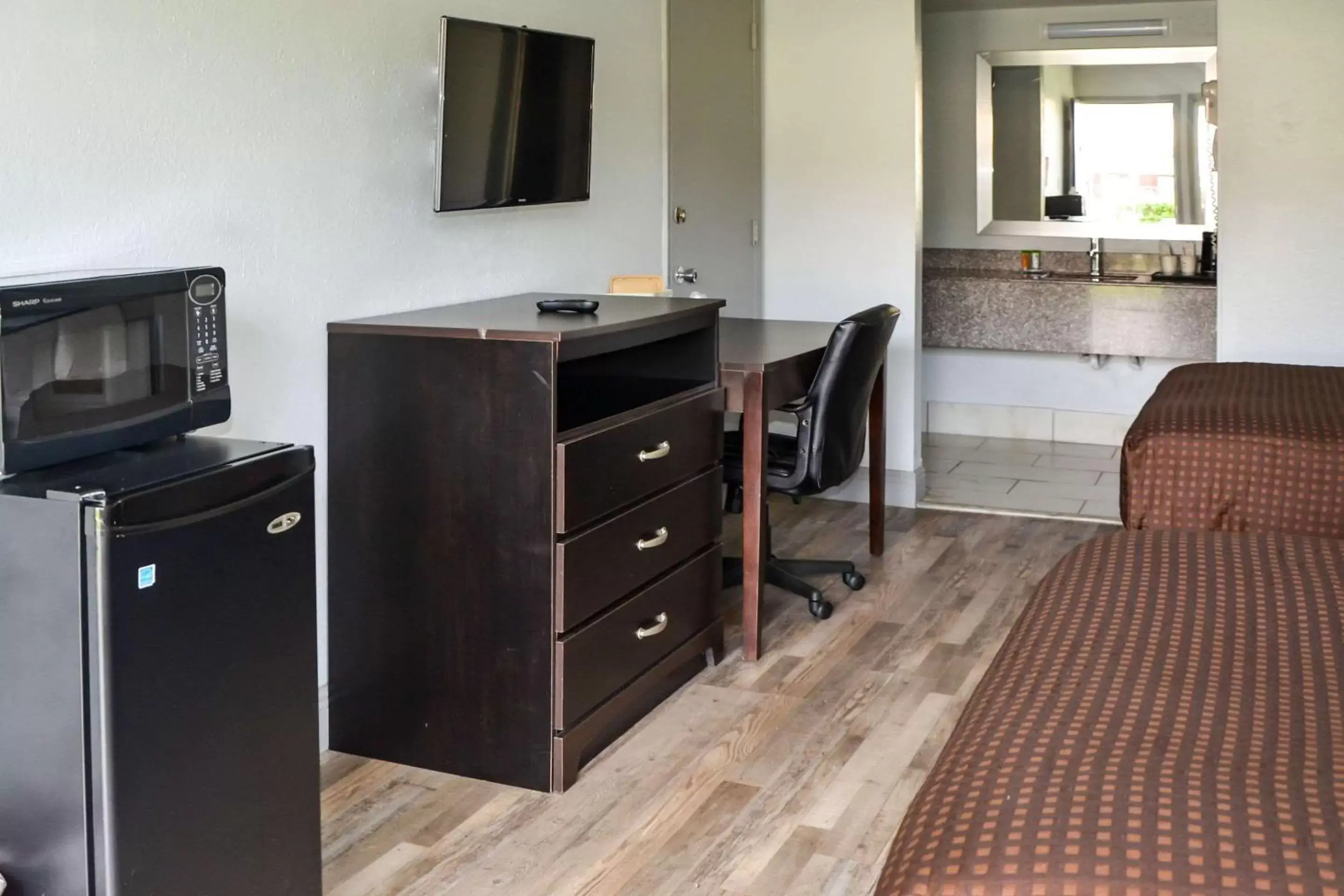 Photo of the whole room, Kitchen/Kitchenette in Rodeway Inn Sun City Center