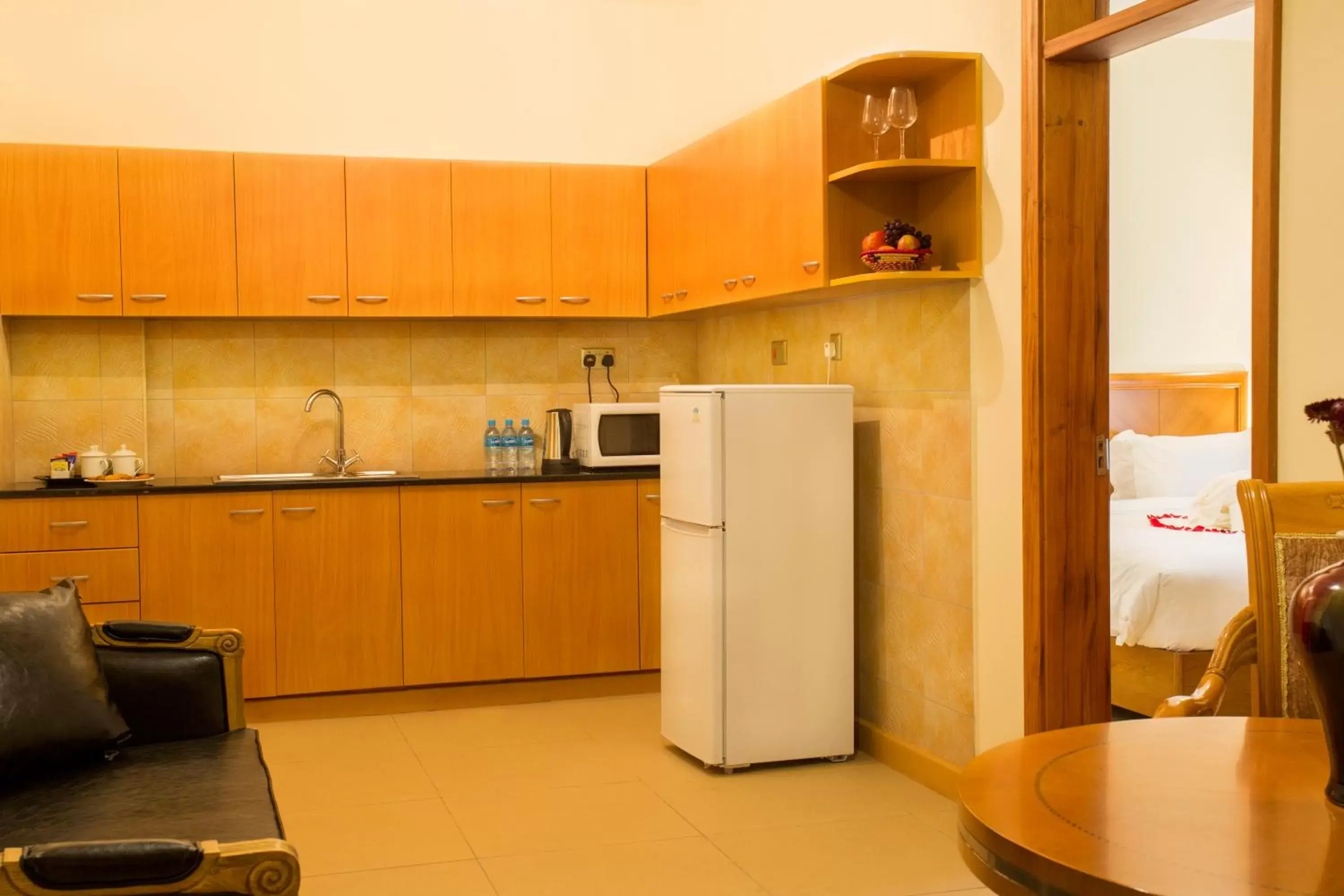 Coffee/tea facilities, Kitchen/Kitchenette in Lotos Inn & Suites, Nairobi