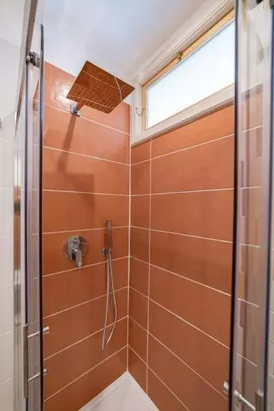 Shower, Bathroom in ToviMar Apartments