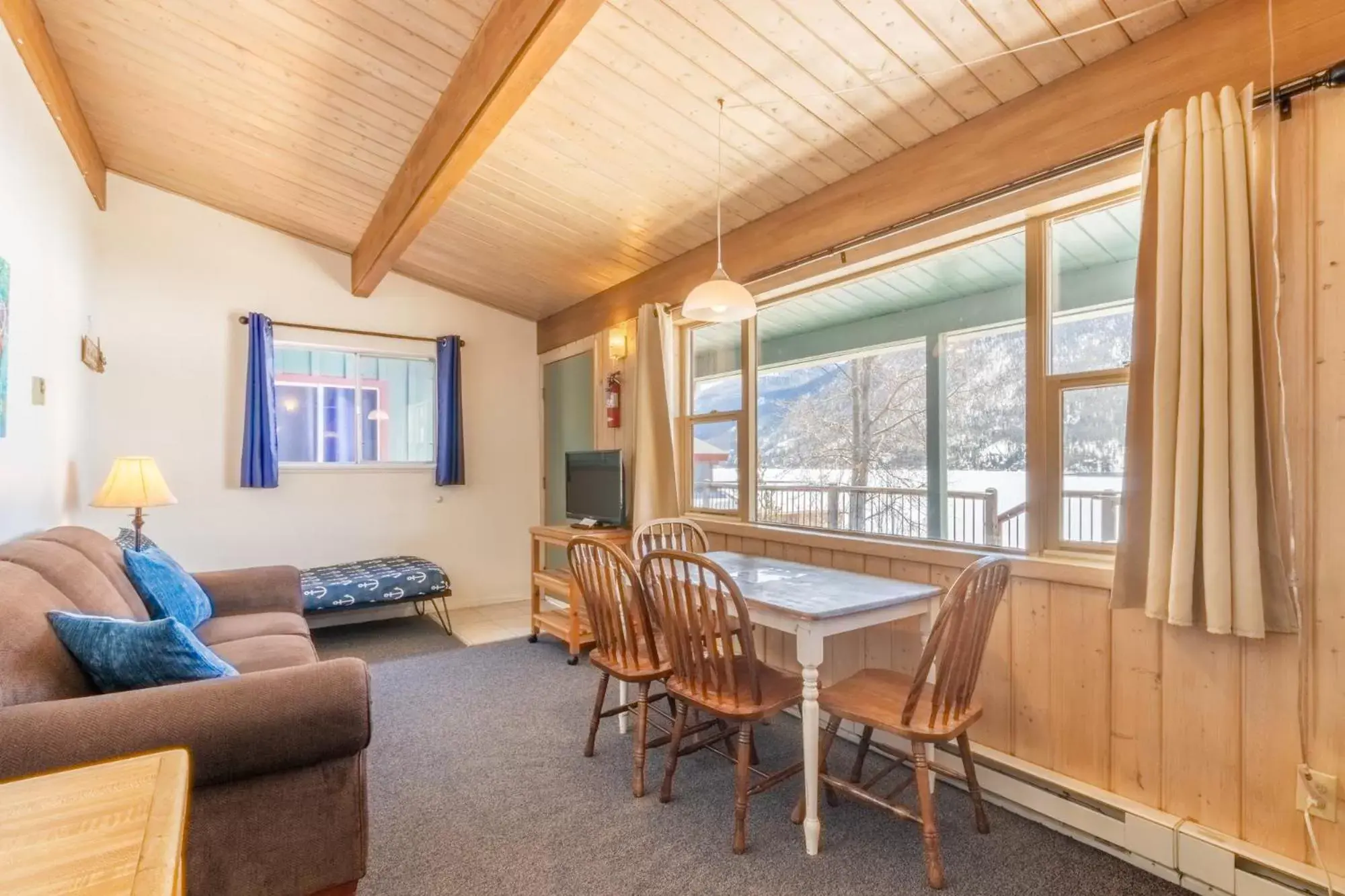 Living room, Seating Area in Western Riviera Lakeside Lodging