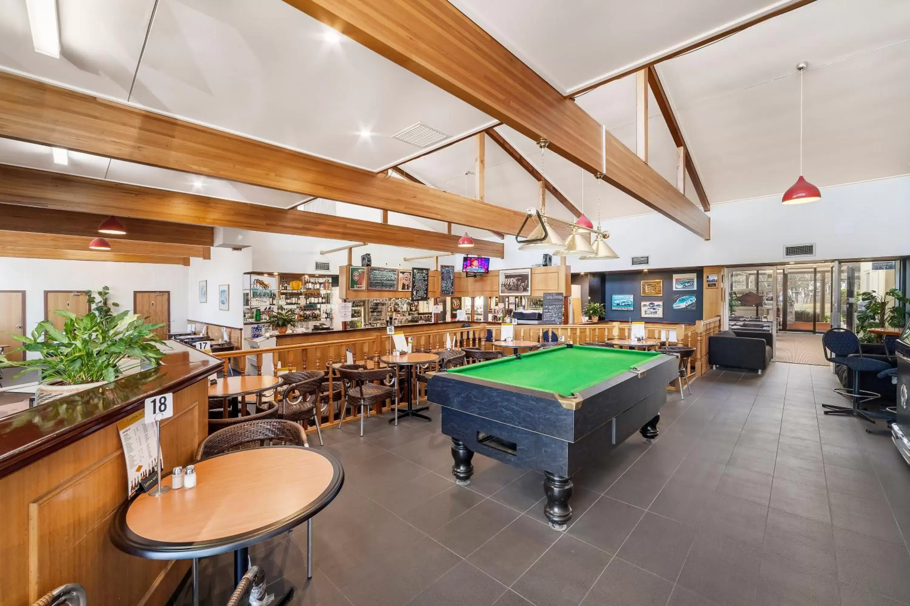 Restaurant/places to eat, Billiards in Ciloms Airport Lodge