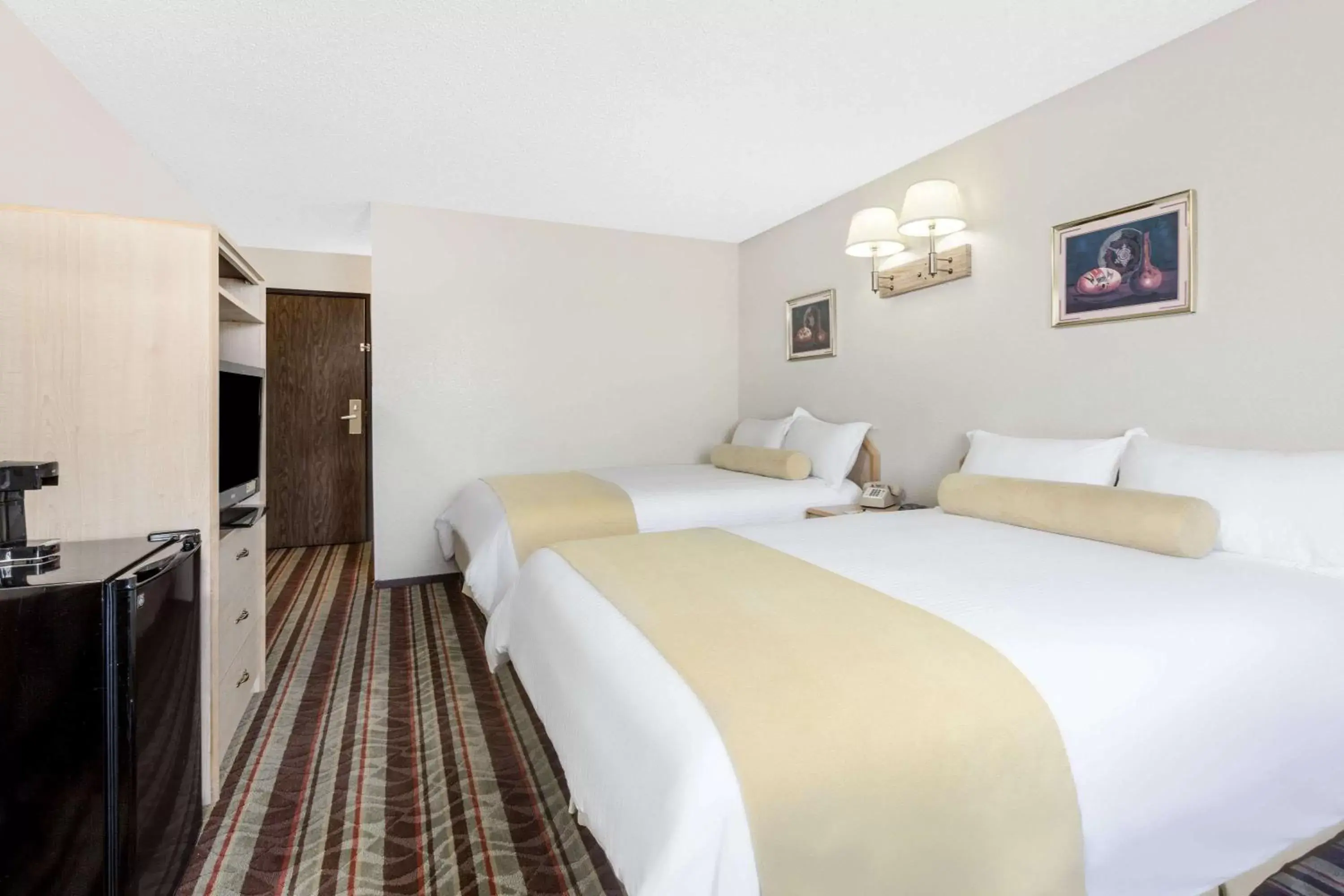 Photo of the whole room, Bed in Super 8 by Wyndham Lake Havasu City