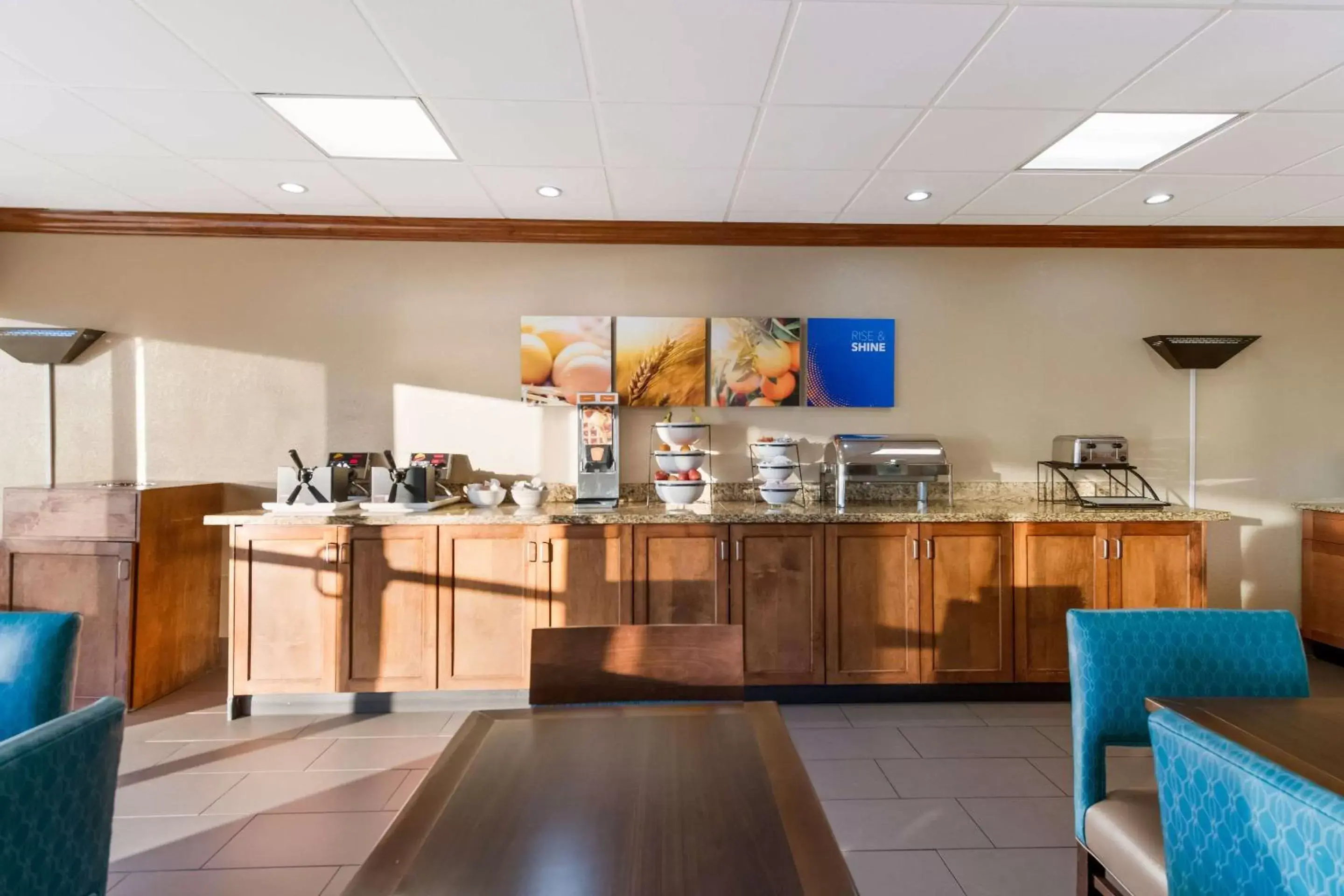 Breakfast, Kitchen/Kitchenette in Comfort Inn South Oceanfront
