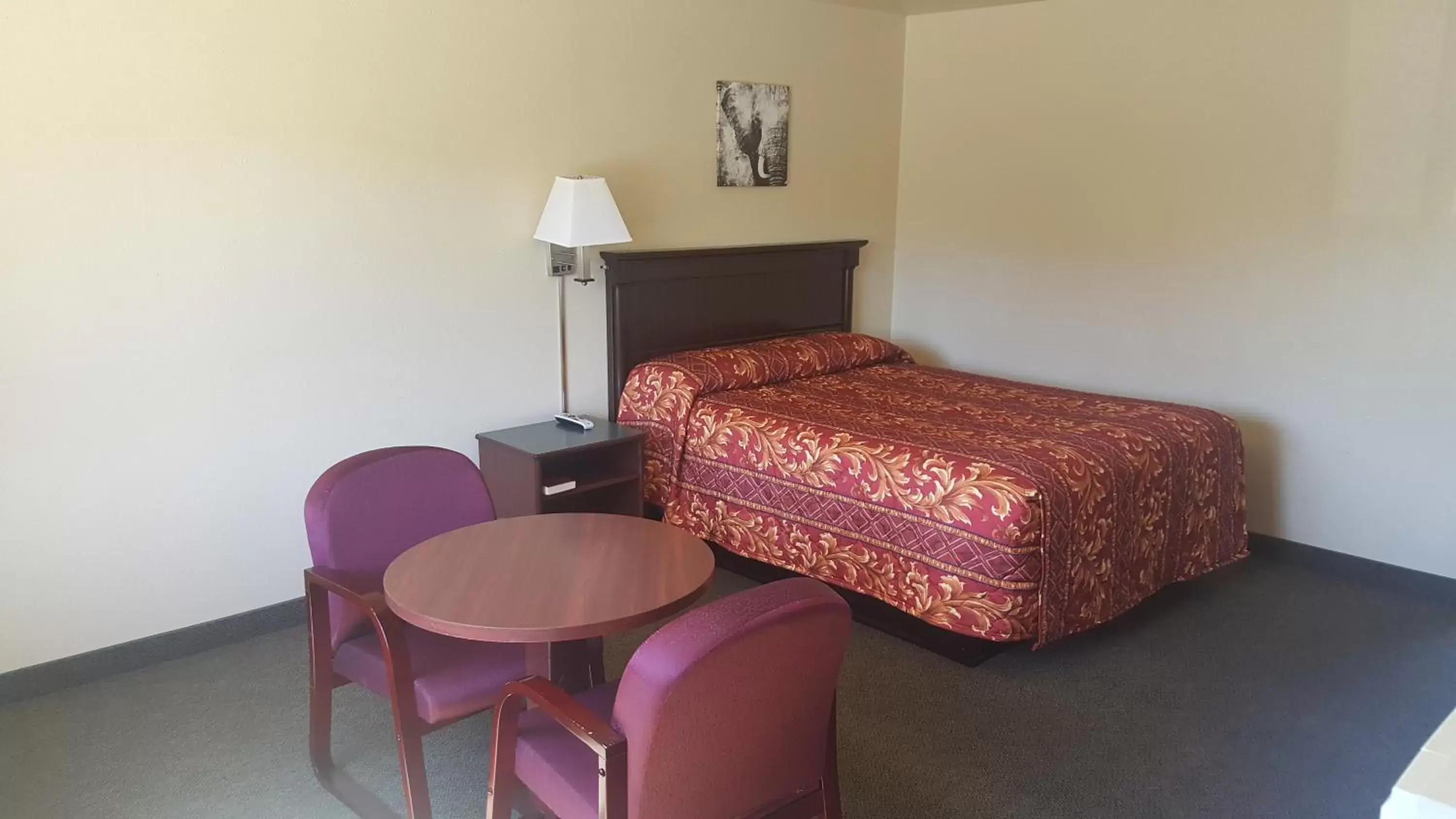 Bed in Safari Inn Motel