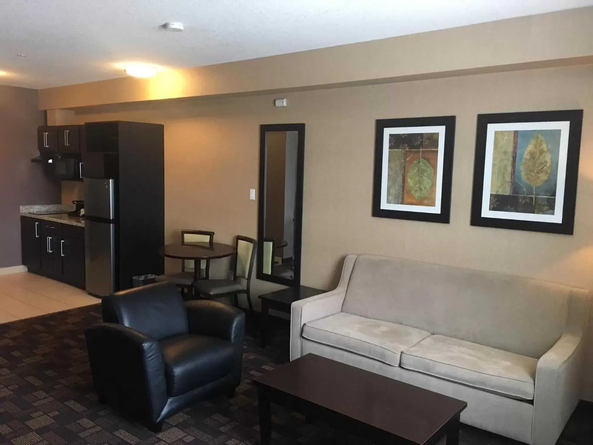 Living room, Seating Area in Best Western PLUS Fox Creek