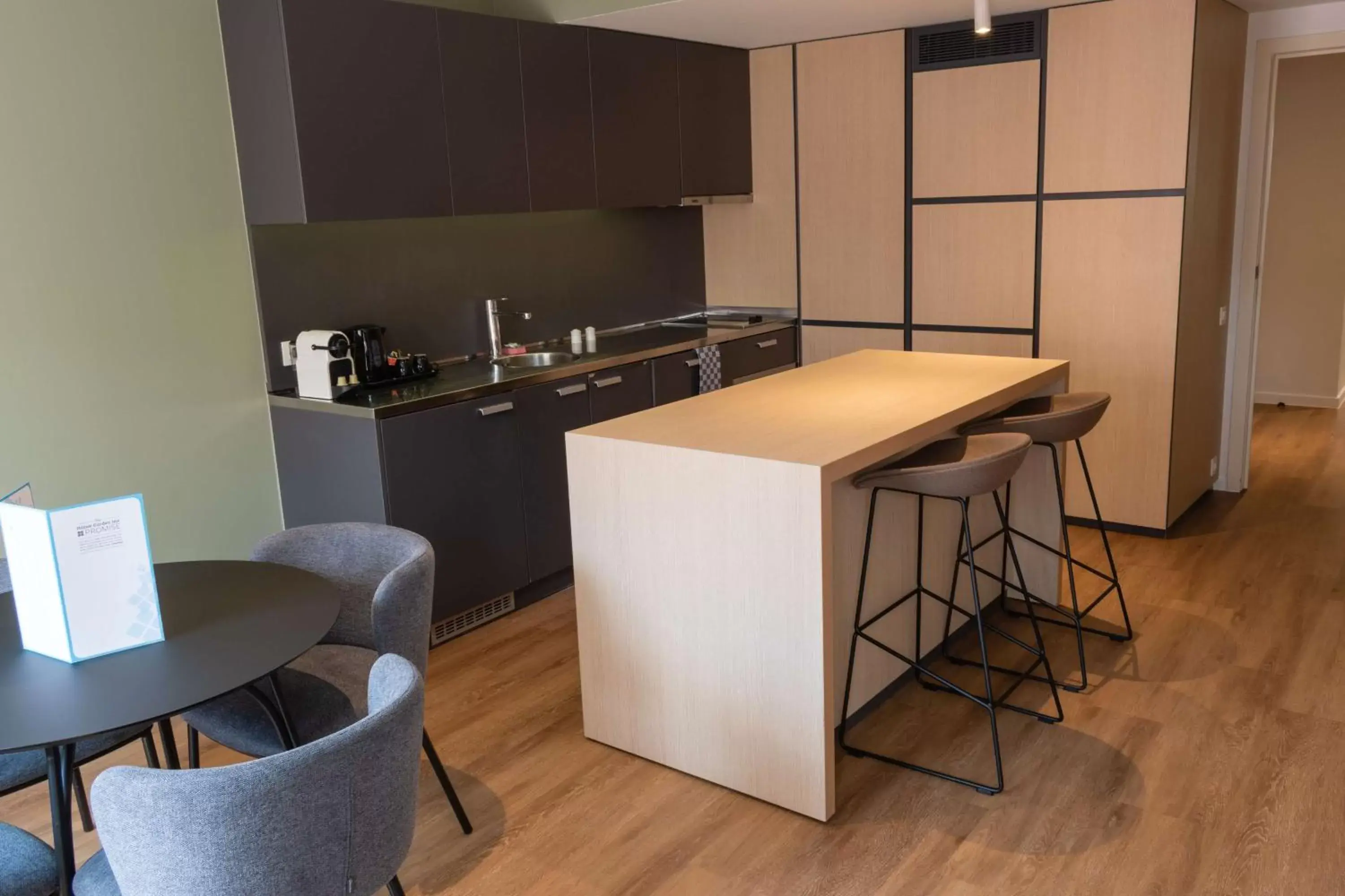 Bedroom, Kitchen/Kitchenette in Hilton Garden Inn Brussels City Centre