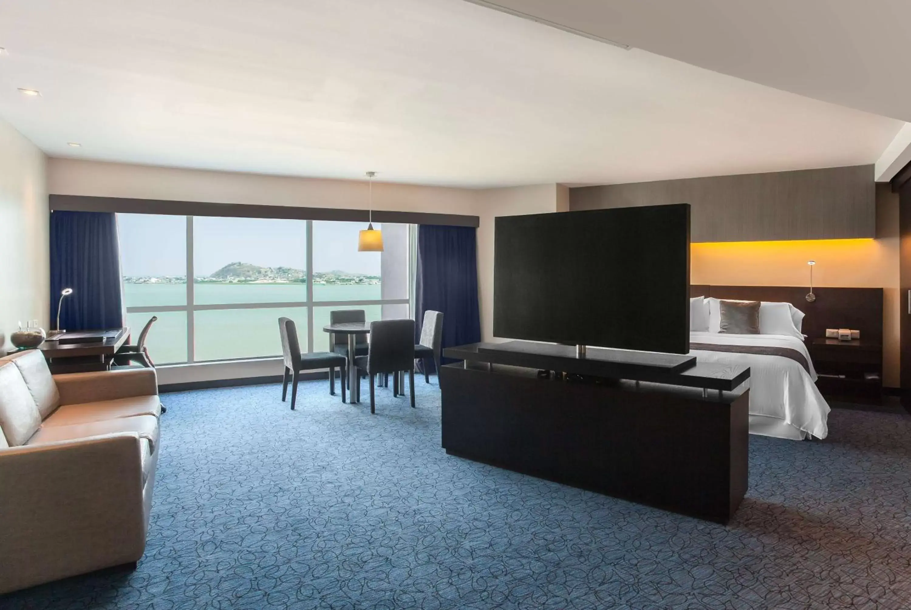 Photo of the whole room, TV/Entertainment Center in Wyndham Guayaquil, Puerto Santa Ana