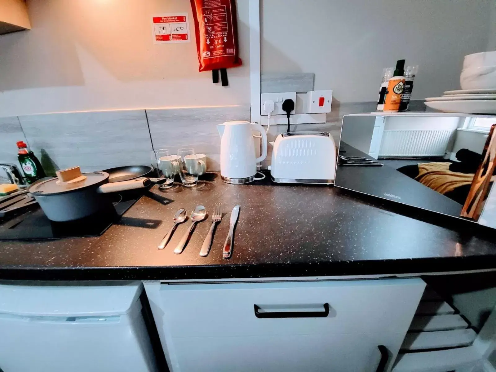 Coffee/tea facilities, Kitchen/Kitchenette in Easy Living Nottingham - Burns Street