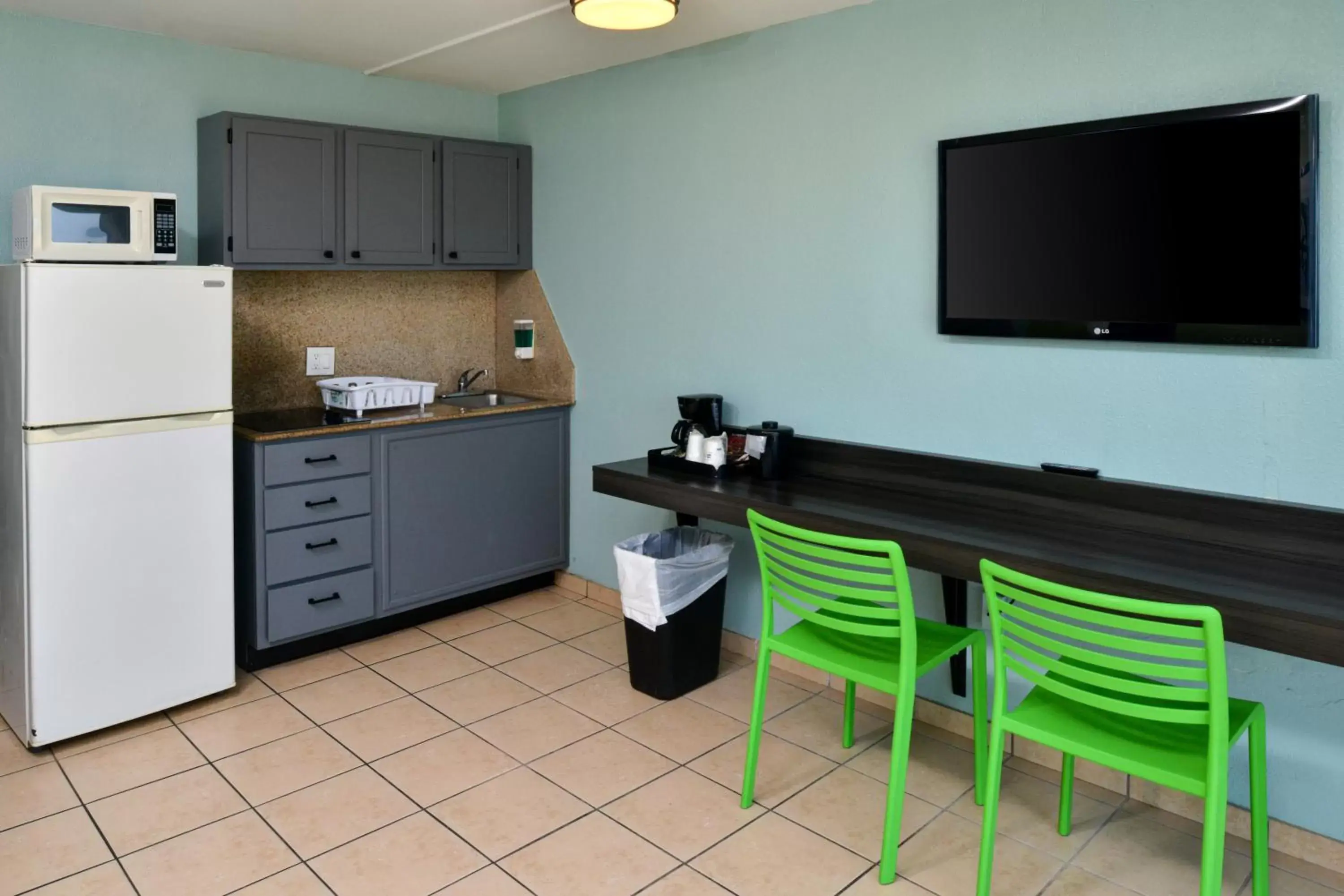 TV and multimedia, Kitchen/Kitchenette in SureStay Studio by Best Western Virginia Beach Oceanfront
