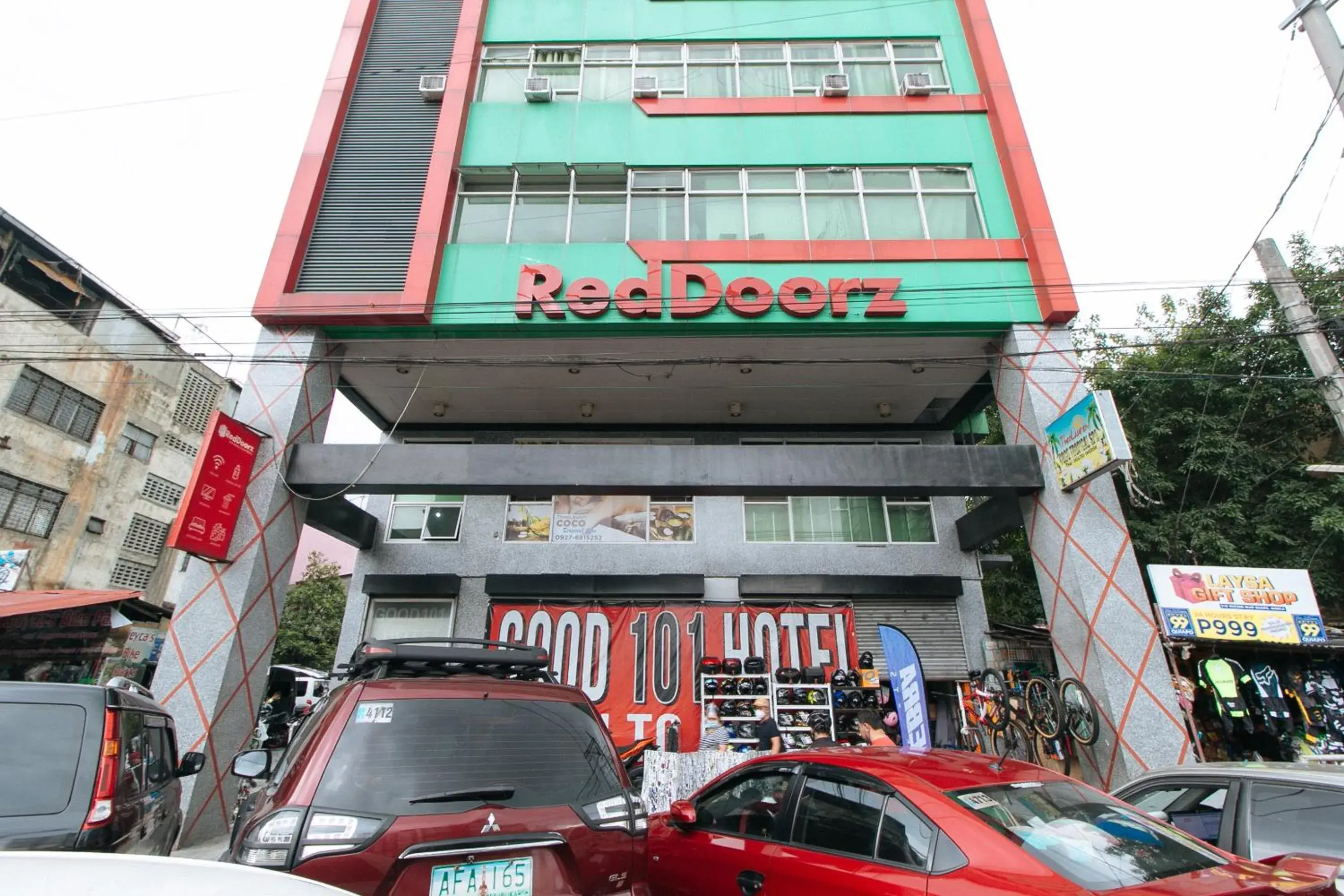 Property building in RedDoorz near Quiapo Church Manila