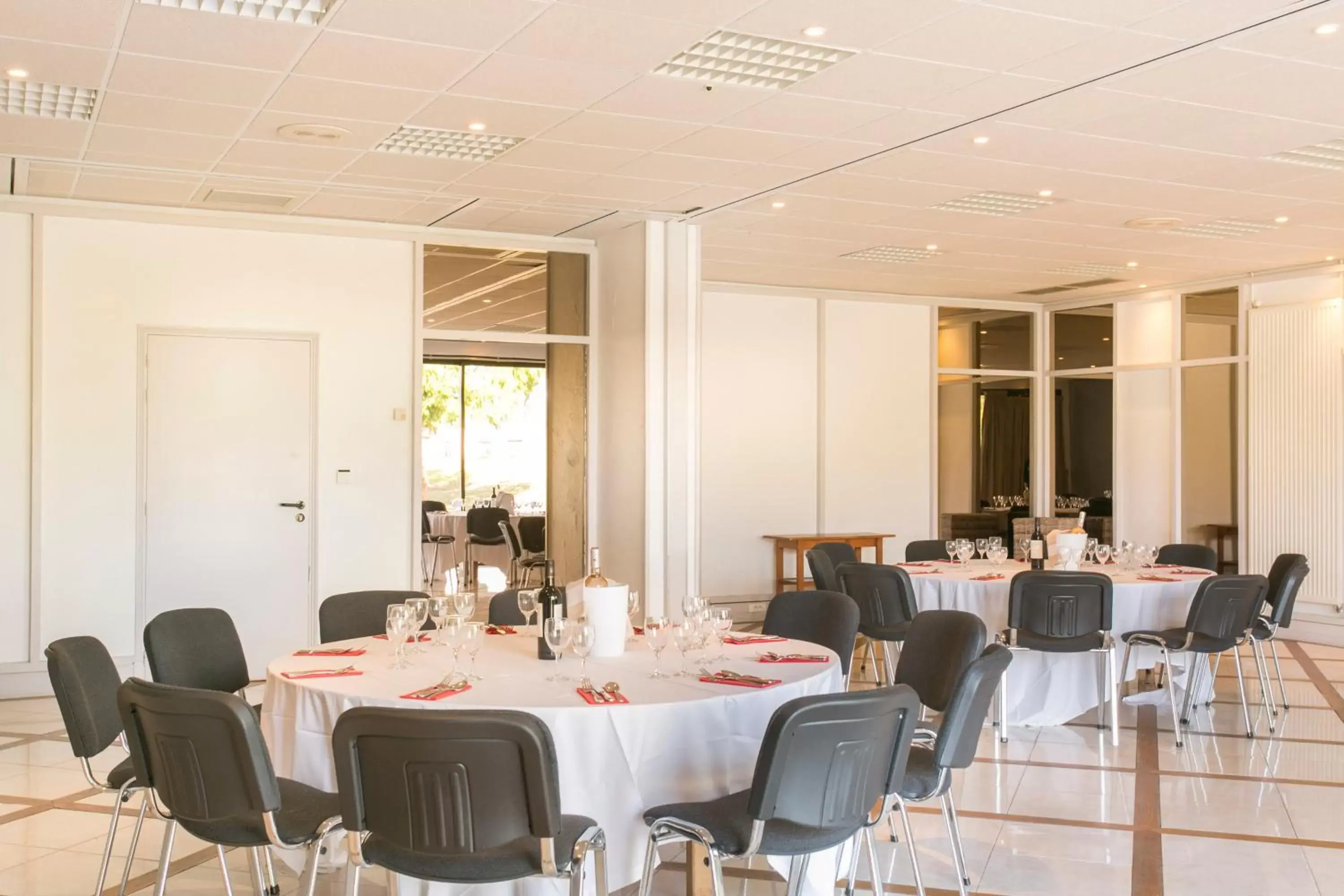 Banquet/Function facilities, Restaurant/Places to Eat in Hôtel Résidence Normandy Country Club by Popinns