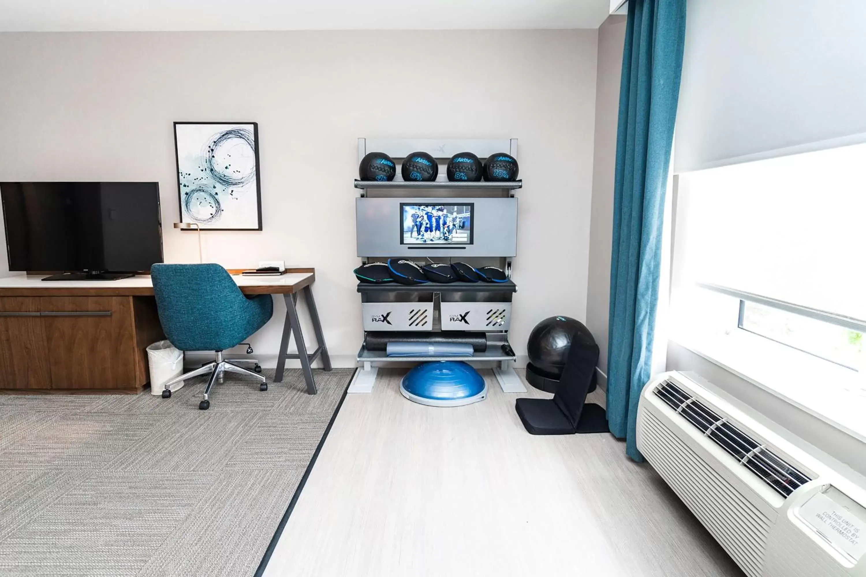 Bedroom, TV/Entertainment Center in Hilton Garden Inn Fairfax