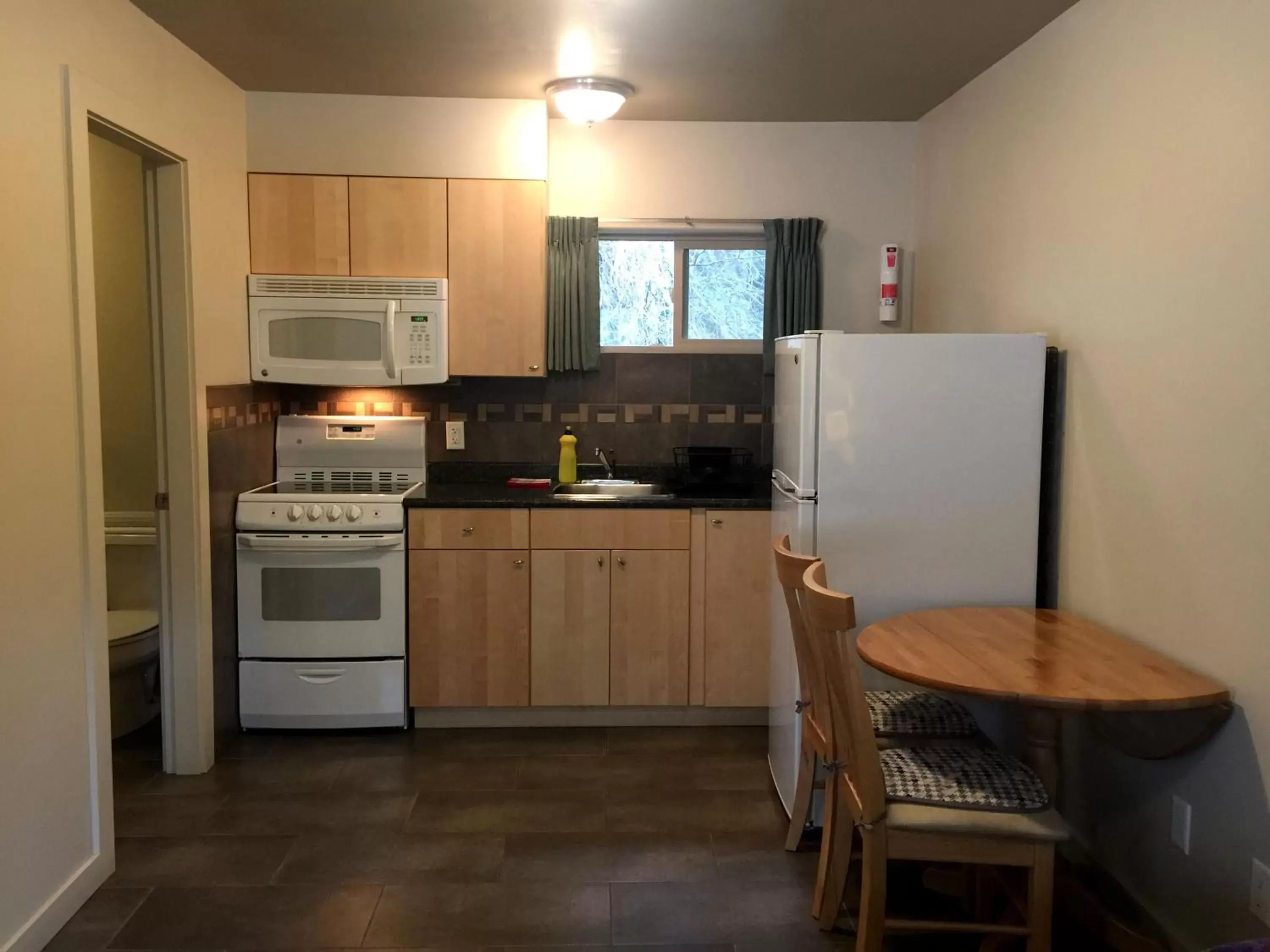 Kitchen or kitchenette, Kitchen/Kitchenette in The Hitching Post Motel