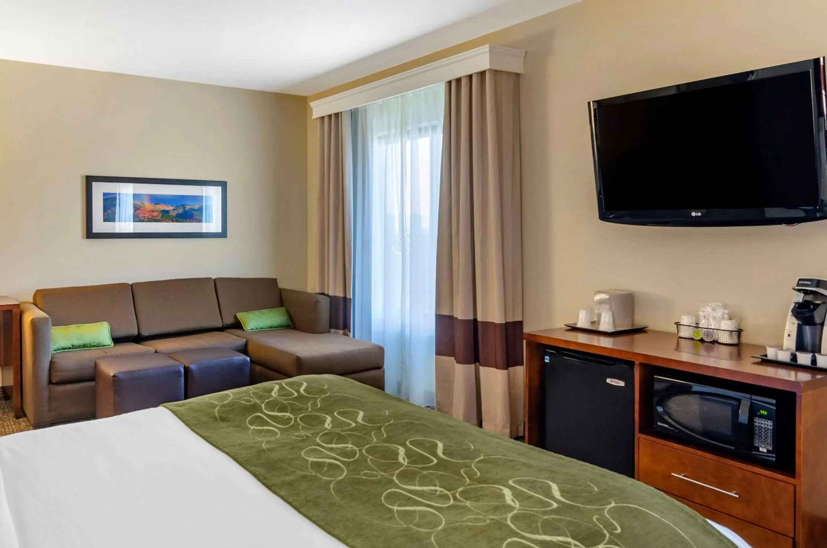 Photo of the whole room, TV/Entertainment Center in Comfort Suites Helena Airport