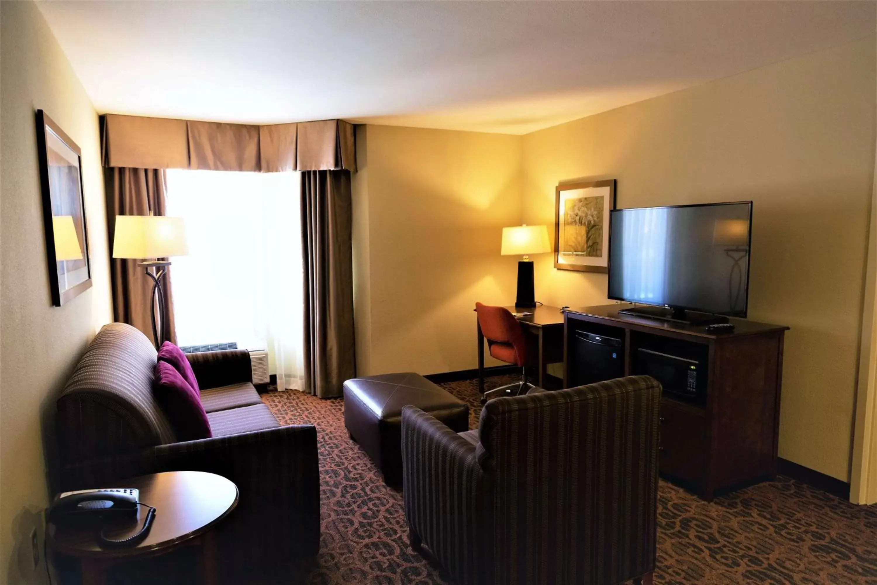 Bedroom, Seating Area in Hampton Inn San Diego/Del Mar