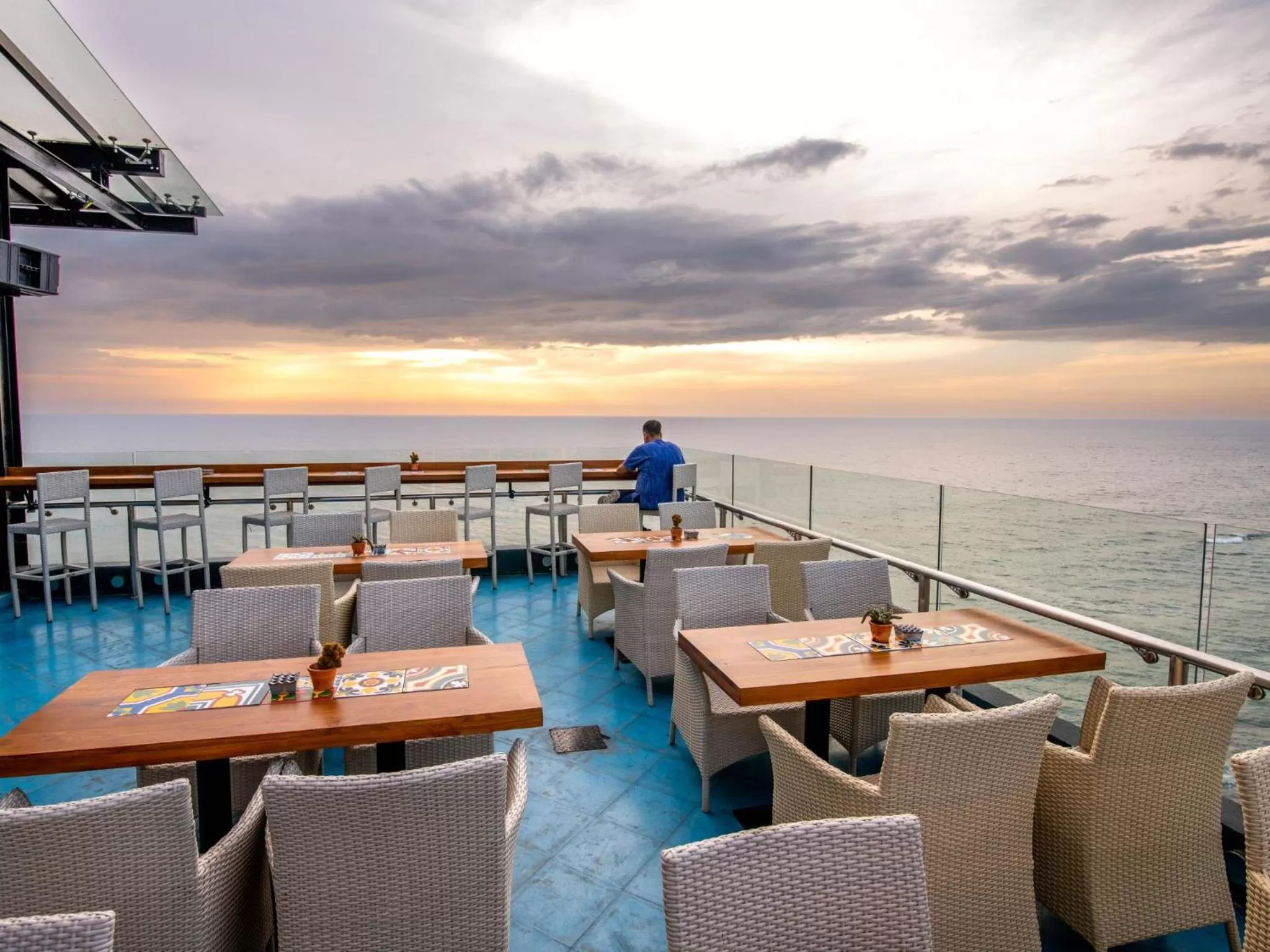 Lounge or bar in The Ocean Colombo - Guaranteed Sea View Rooms