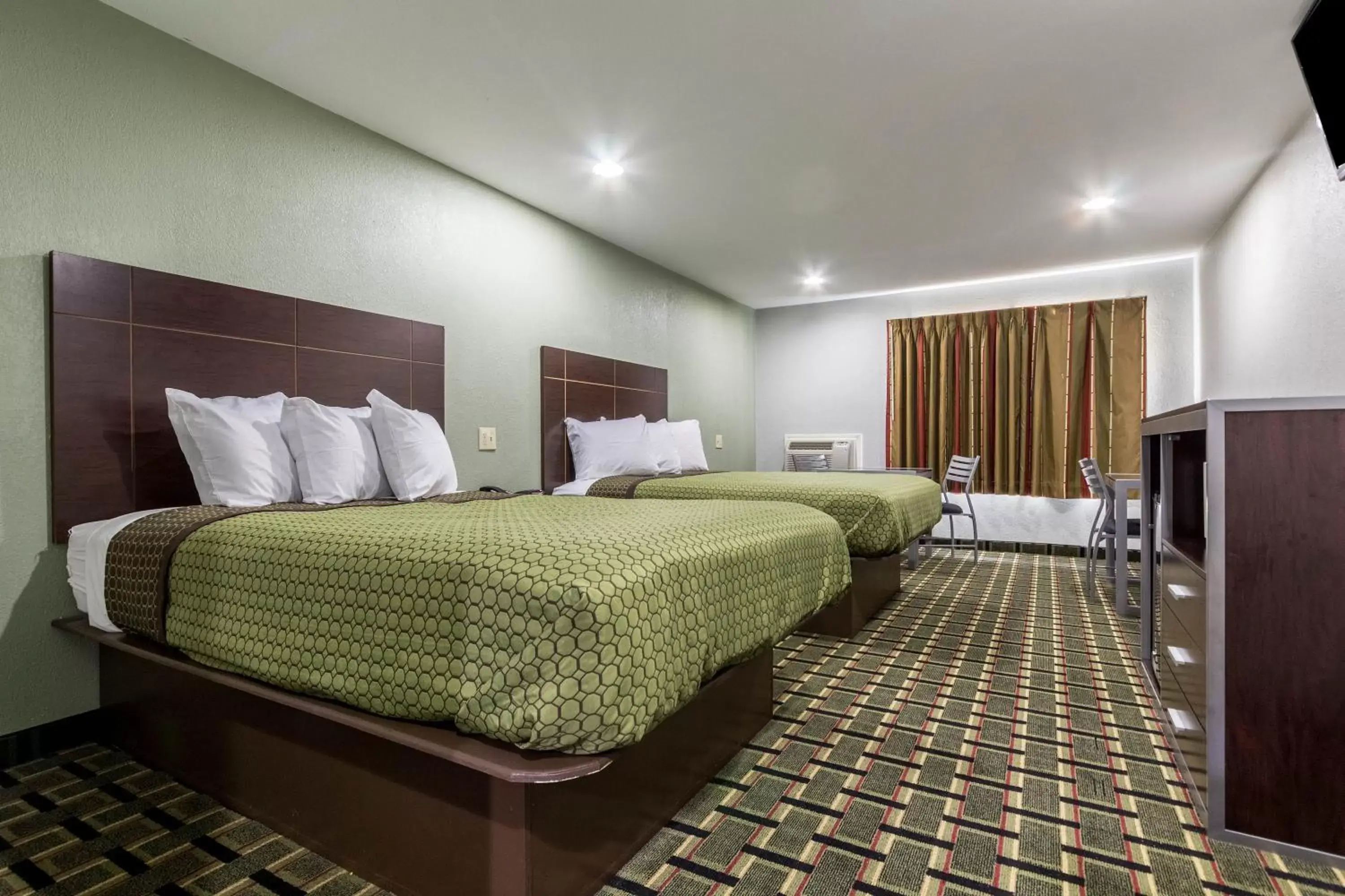 Bed in Scottish Inn and Suites Tomball