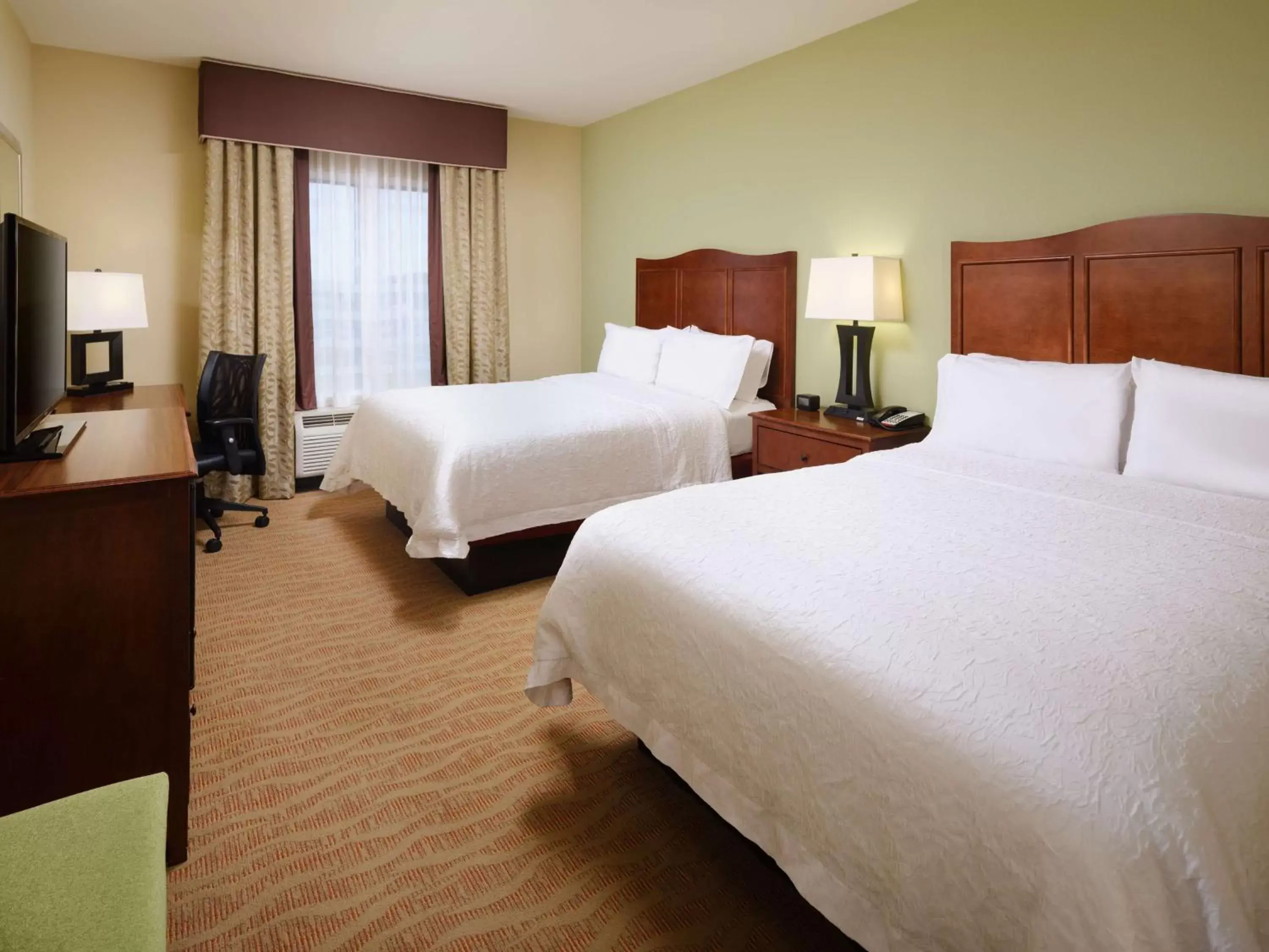 Bedroom, Bed in Hampton Inn Cleveland Tennessee