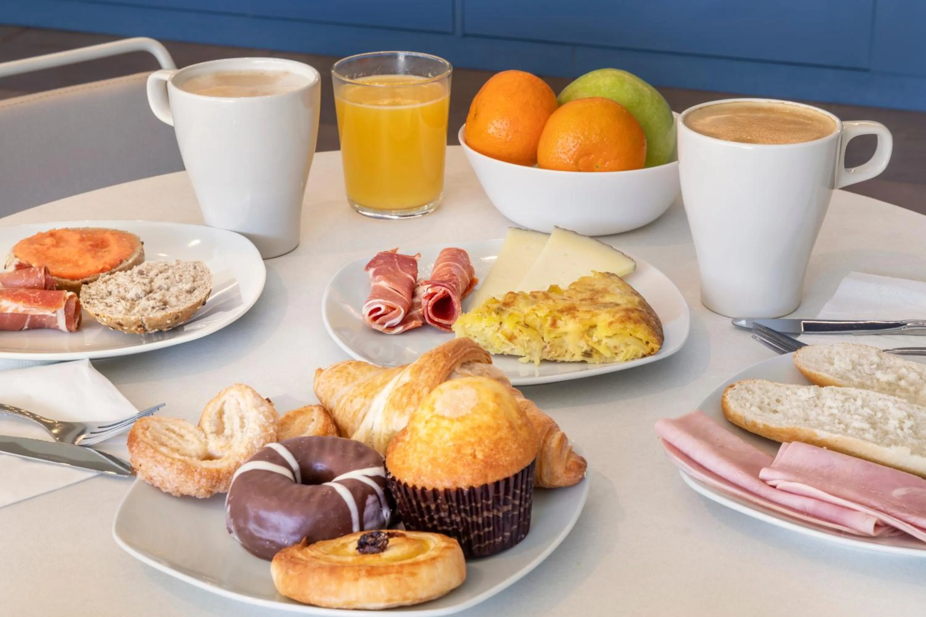 Breakfast in B&B HOTEL Madrid Aeropuerto T1 T2 T3