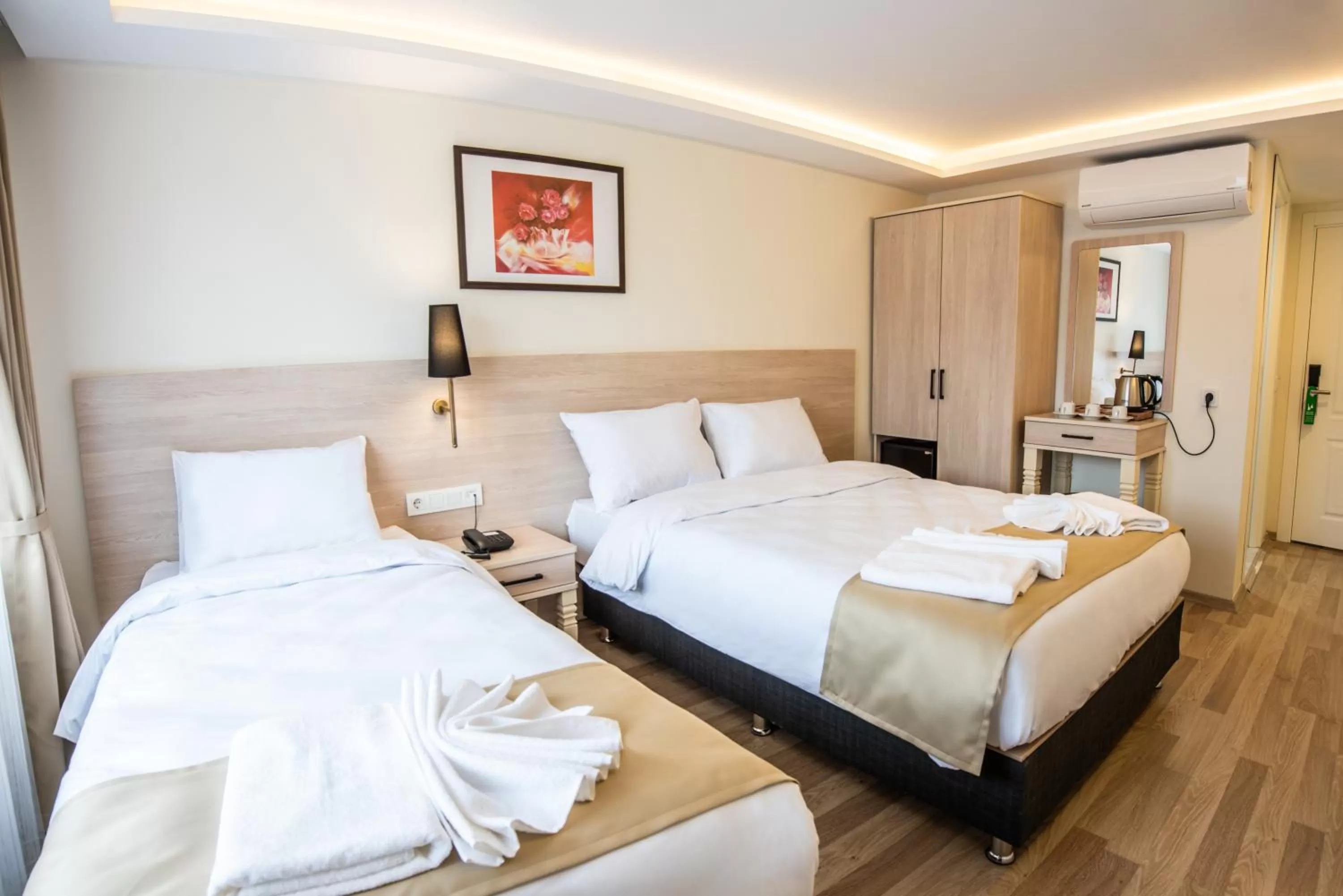 Photo of the whole room, Bed in Royal Bosphorus Hotel & SPA Hamam