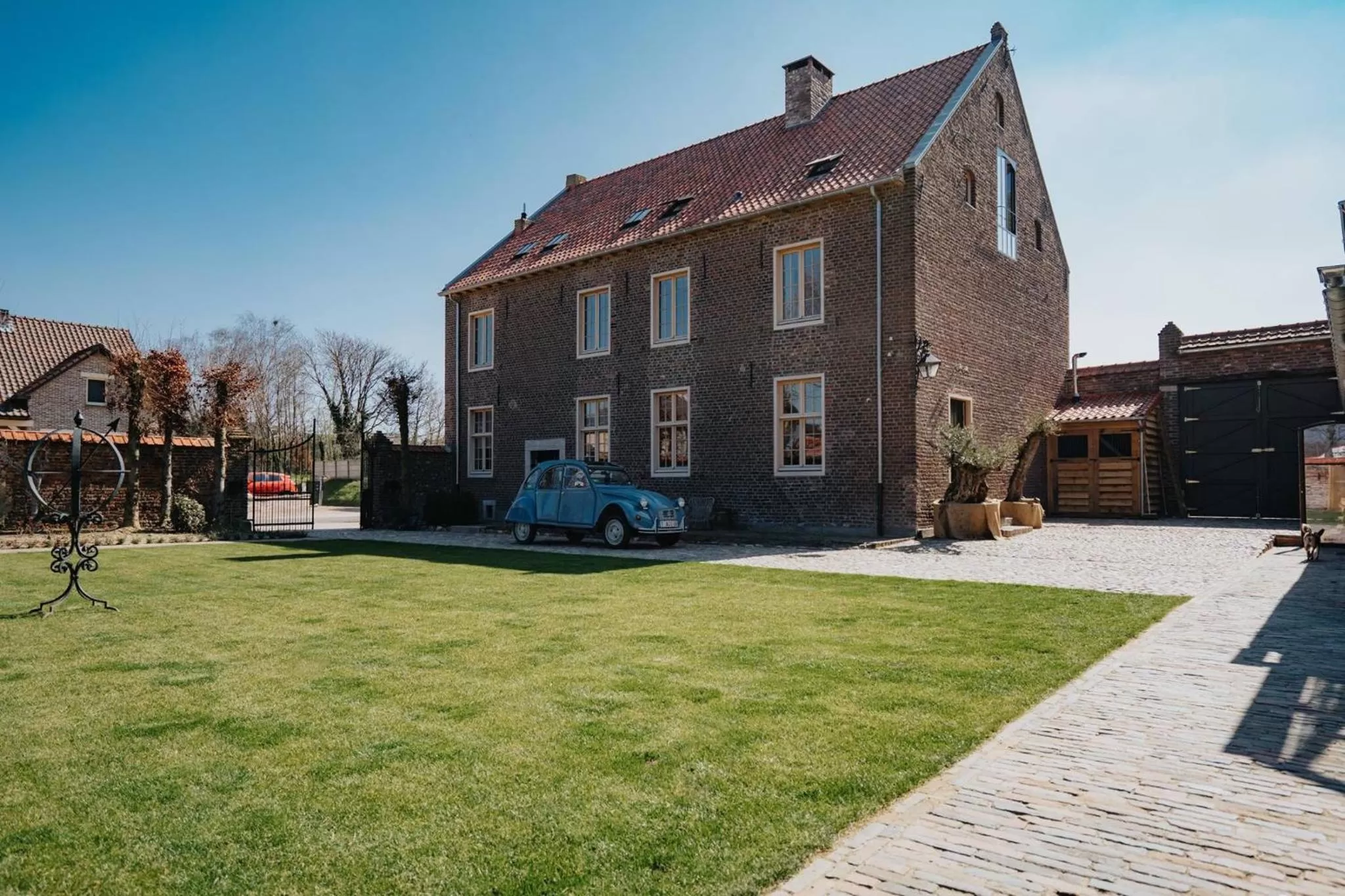 Property building in Amitié