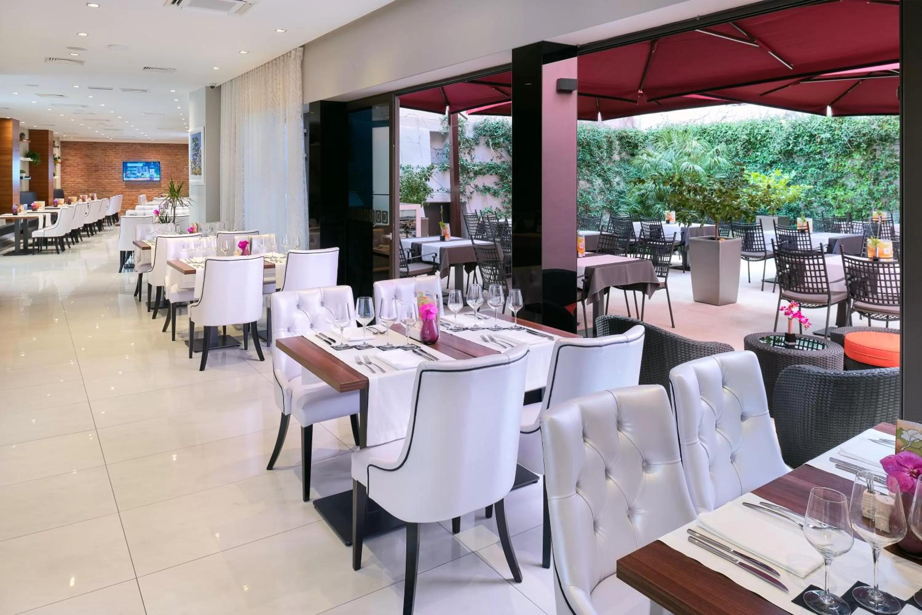 Restaurant/places to eat in Cornaro Hotel