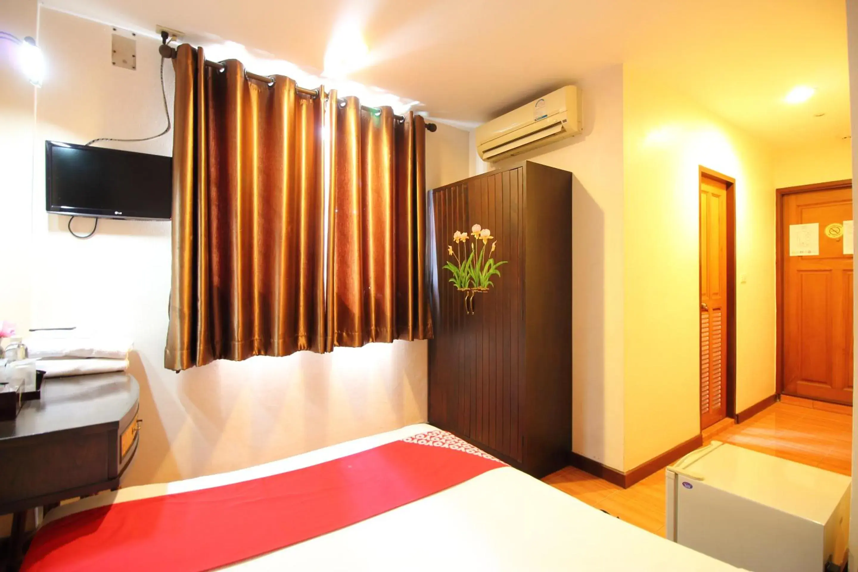Bedroom, TV/Entertainment Center in OYO 482 Pannee Lodge Khaosan
