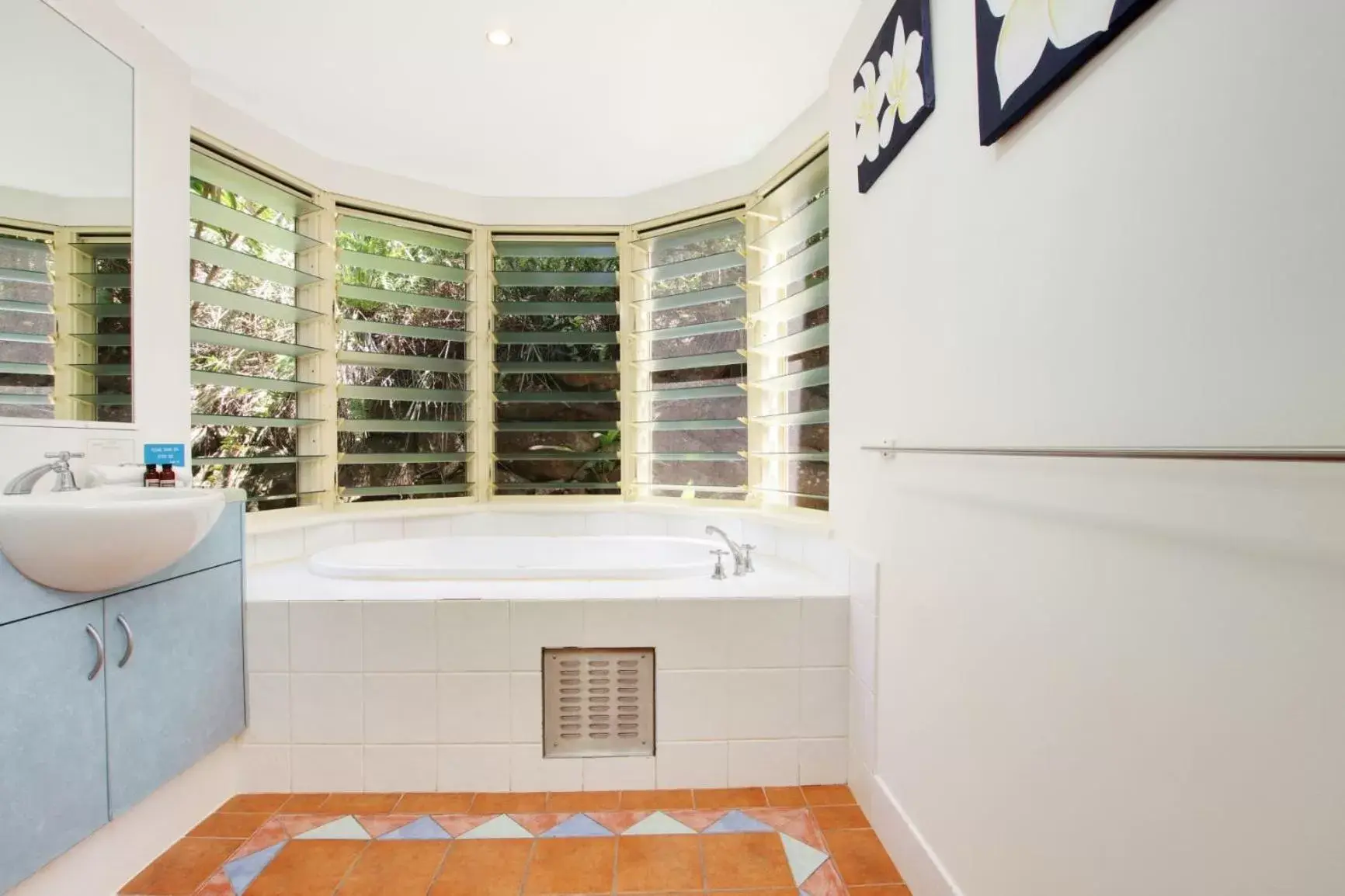 Bathroom in Lennox Beach Resort