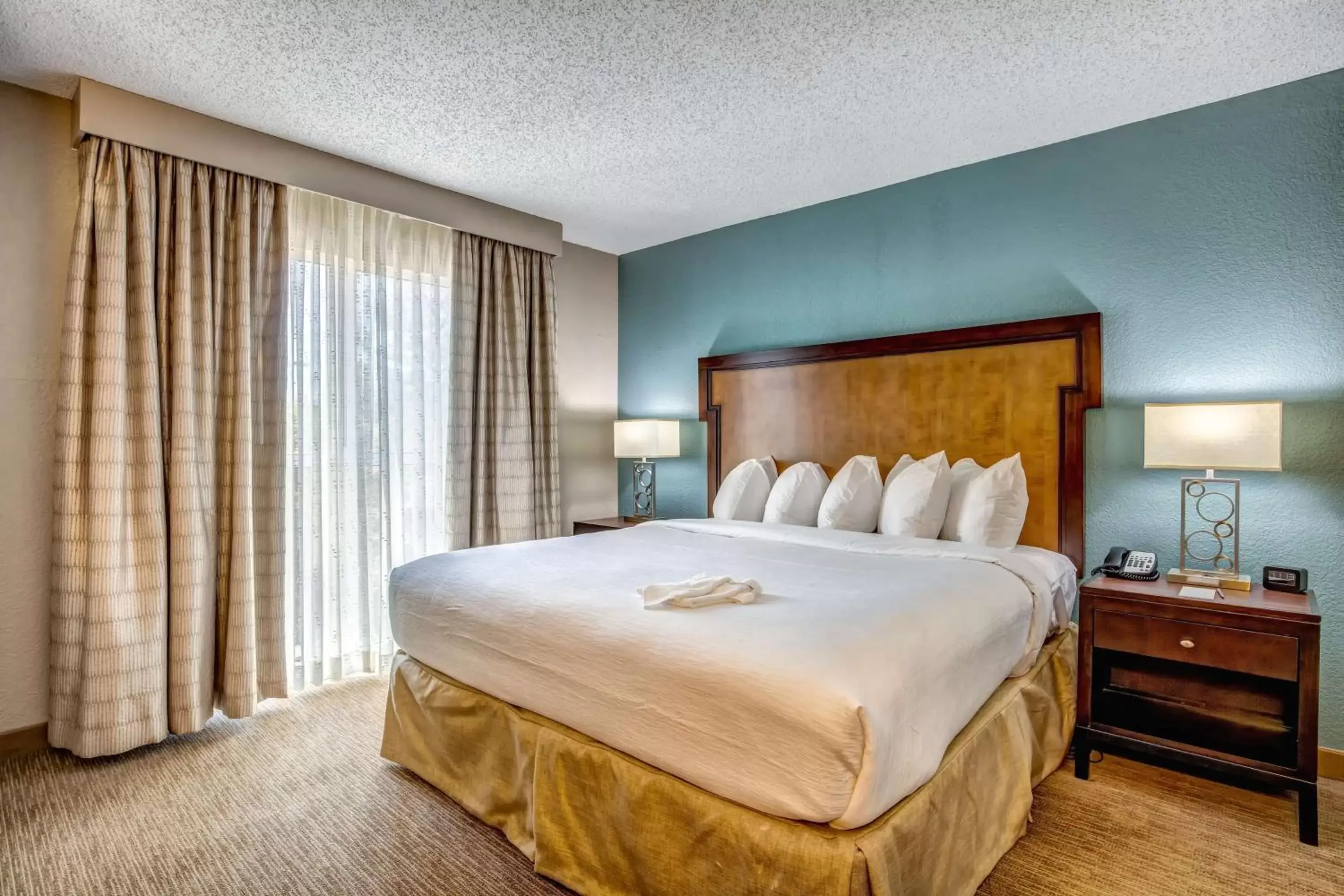 Business facilities, Bed in Embassy Suites Memphis