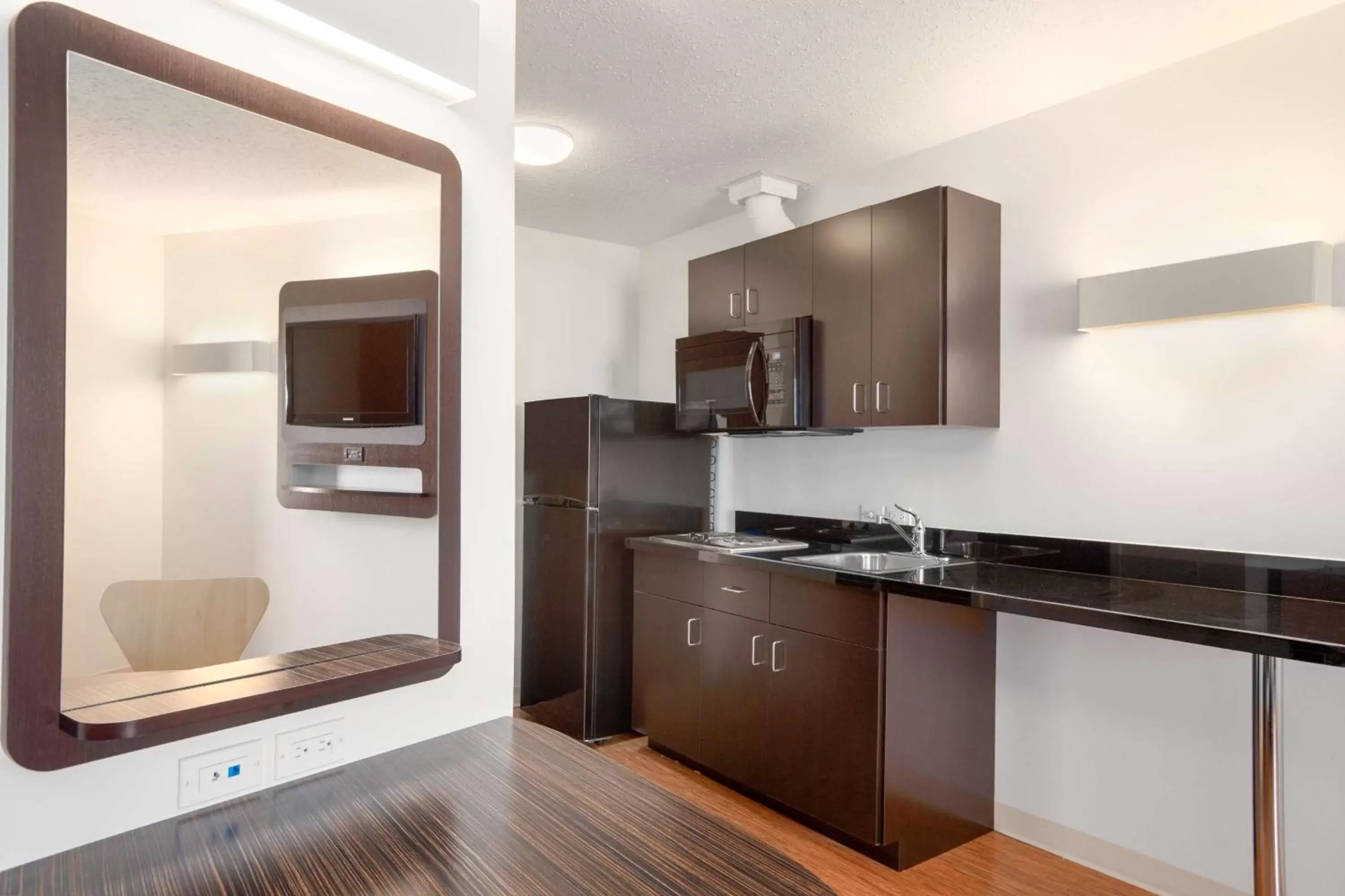 Photo of the whole room, Kitchen/Kitchenette in Motel 6-Swift Current, SK